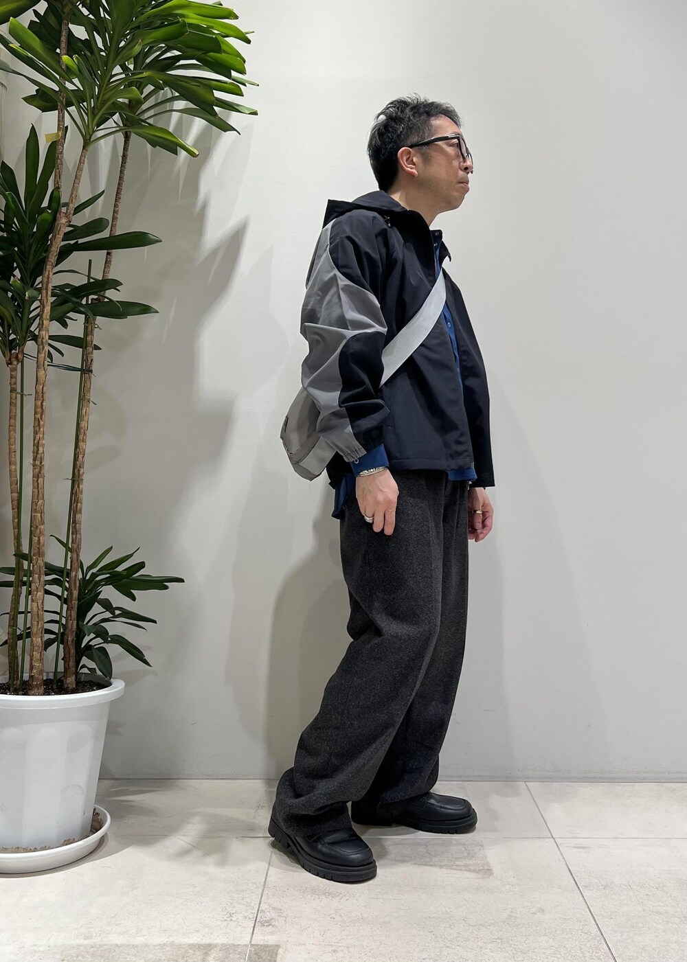「ADAM ET ROPÉ、HOMME、UNISEX、骨格ストレート、イエベ、きれいめカジュアル、大人カジュアル、スポーティー、春コーデ、秋コーデ、春ファッション、秋ファッション、シャツ、パーカー、アウター」｜「ADAM ET ROPE'の【CESSE】スクラップレザーボリュームソールローファー/リサイクルレザー/ユニセックス（ローファー、ブラック系）」を使った、Yuuki Mizさん（メンズ・165cm）の冬コーディネートの2枚目の写真