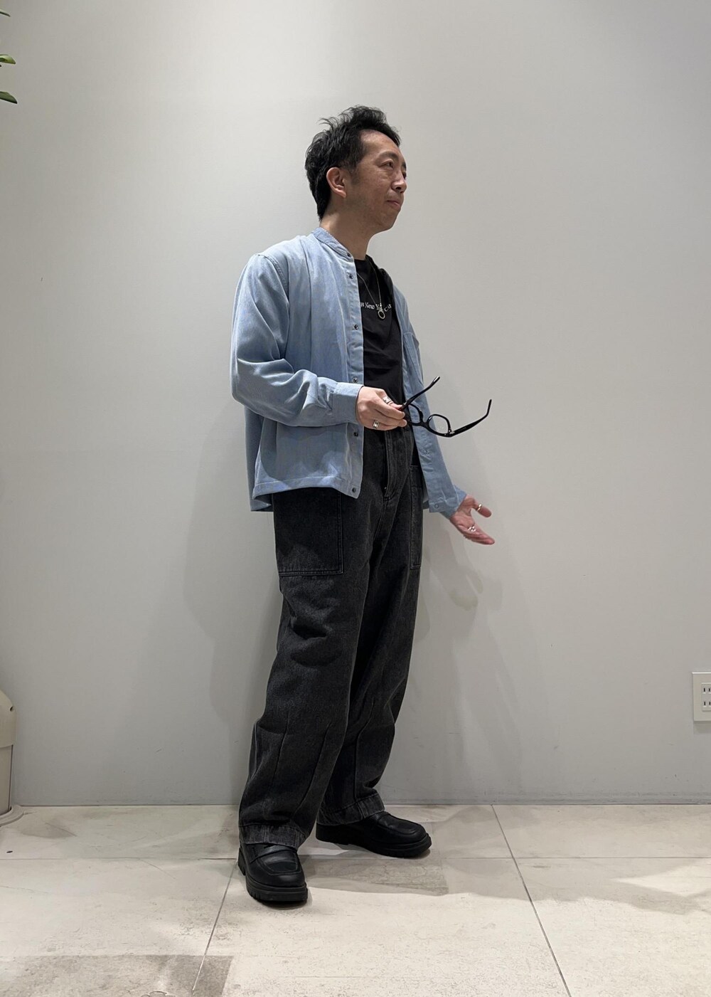 「ADAM ET ROPÉ、HOMME、UNISEX、骨格ストレート、骨格ナチュラル、春コーデ、秋コーデ、春ファッション、秋ファッション、シャツ、デニムパンツ」｜「ADAM ET ROPE'の【CESSE】スクラップレザーボリュームソールローファー/リサイクルレザー/ユニセックス（ローファー、ブラック系）」を使った、Yuuki Mizさん（メンズ・165cm）の冬コーディネートの6枚目の写真