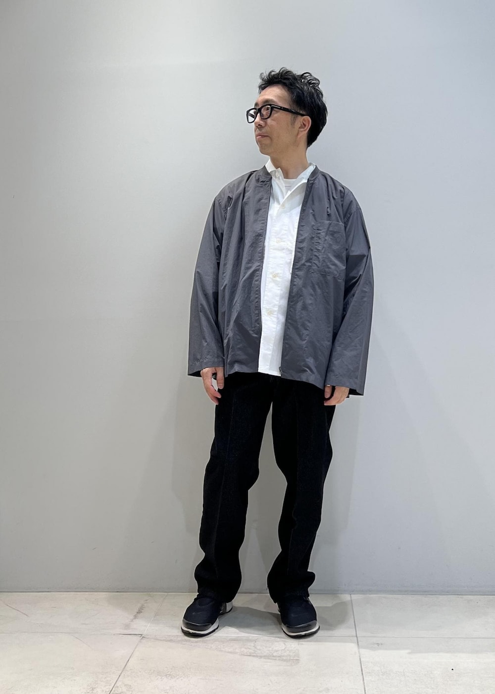 「ADAM ET ROPÉ、HOMME、UNISEX、骨格ストレート、イエベ、春、夏、春コーデ、夏コーデ、春ファッション、夏ファッション、機能素材、シャツ」|「ADAM ET ROPE'の【コットンUSA】デニム センタークリース スラックス / サステナブル / セットアップ対応(デニムパンツ、ブラック系)」を使った、Yuuki Mizさん(メンズ・165cm)の夏コーディネートの5枚目の写真