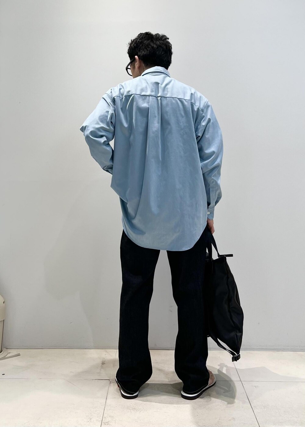「ADAM ET ROPÉ、HOMME、UNISEX、骨格ストレート、イエベ、きれいめ、きれいめカジュアル、スポーティー、春、夏、春コーデ、夏コーデ、春ファッション、夏ファッション、ペールカラー」｜「ADAM ET ROPE'の【小松マテーレ】コマスエード ビッグシルエットシャツ/イージーケア/3シーズン着用可能/ユニセックス（シャツ/ブラウス、ブルー系）」を使った、Yuuki Mizさん（メンズ・165cm）の春コーディネートの6枚目の写真