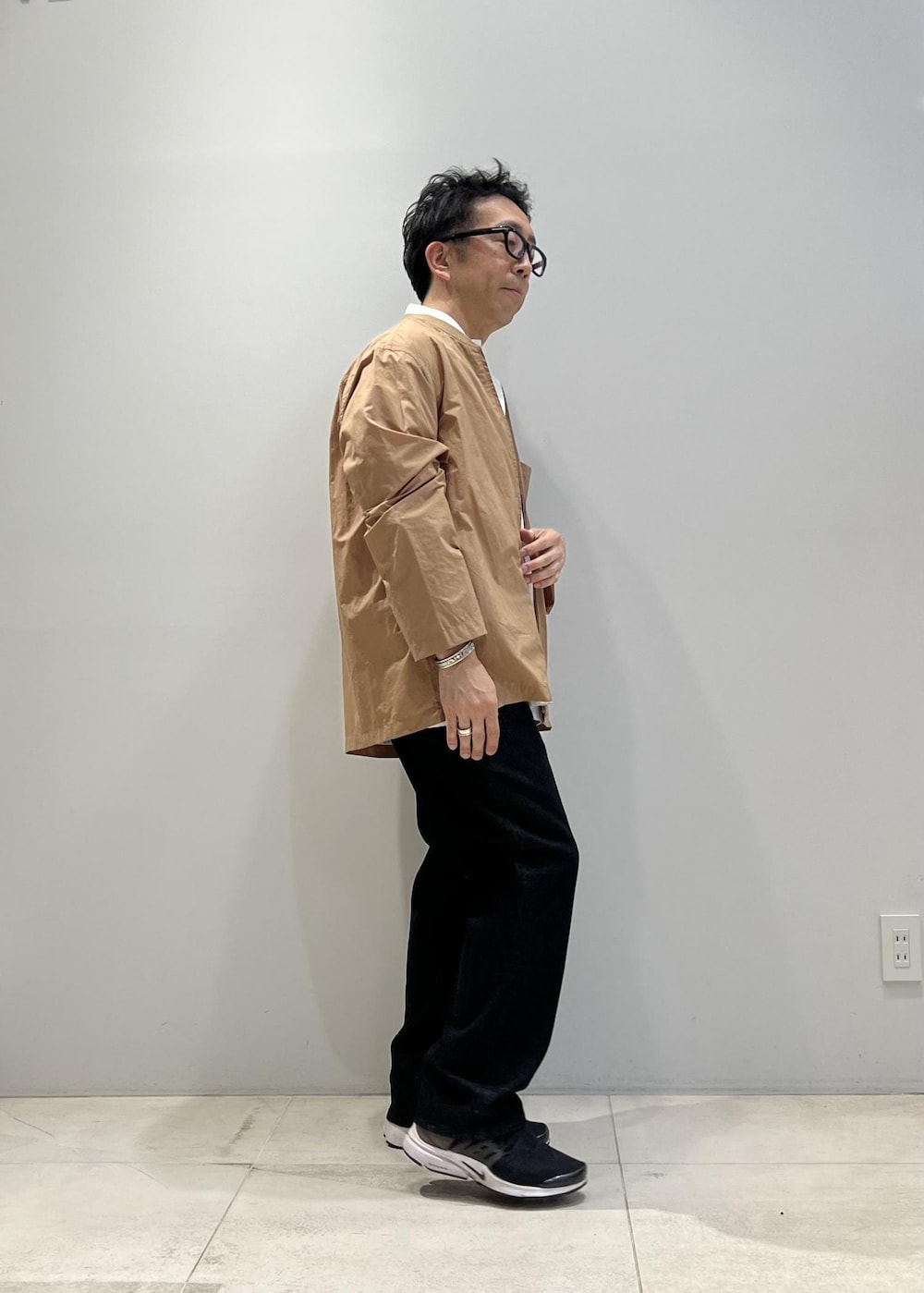 「ADAM ET ROPÉ、HOMME、UNISEX、サステナブル、骨格ストレート、イエベ、きれいめカジュアル、カジュアル、セットアップ対応、春、夏、秋、春コーデ、夏コーデ、秋コーデ」｜「ADAM ET ROPE'の【コットンUSA】デニム センタークリース スラックス / サステナブル / セットアップ対応（デニムパンツ、ブラック系）」を使った、Yuuki Mizさん（メンズ・165cm）の夏コーディネートの3枚目の写真