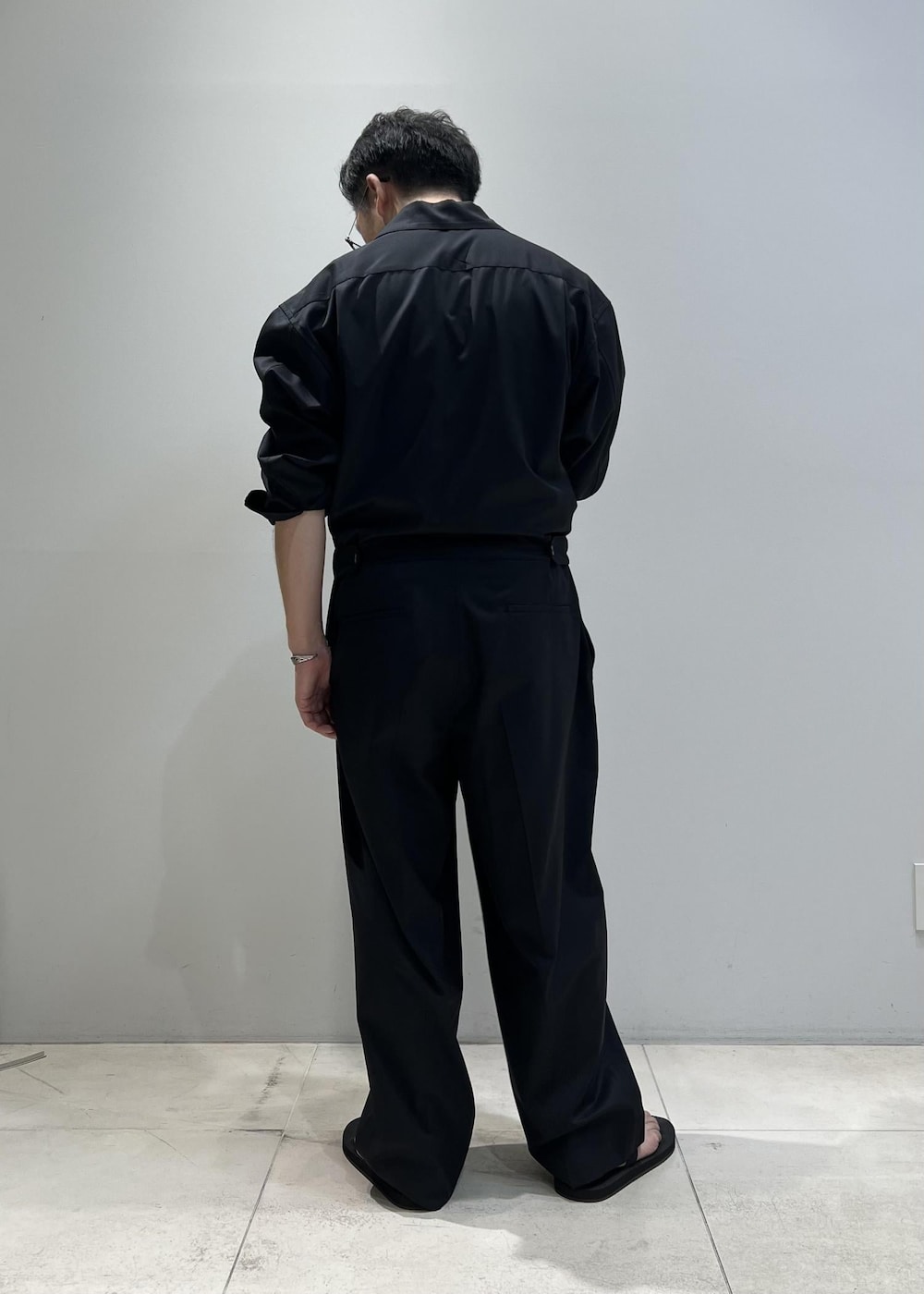 「ADAM ET ROPÉ、HOMME、UNISEX、骨格ストレート、イエベ、きれいめ、きれいめカジュアル、モード、春、春コーデ、秋コーデ、春ファッション、秋ファッション」｜「ADAM ET ROPE'の《SOLOTEX》《REPREVE》ウールミックス ジャンプスーツ/オールインワン/サスティナブル（つなぎ/オールインワン、ブラック系）」を使った、Yuuki Mizさん（メンズ・165cm）の夏コーディネートの6枚目の写真