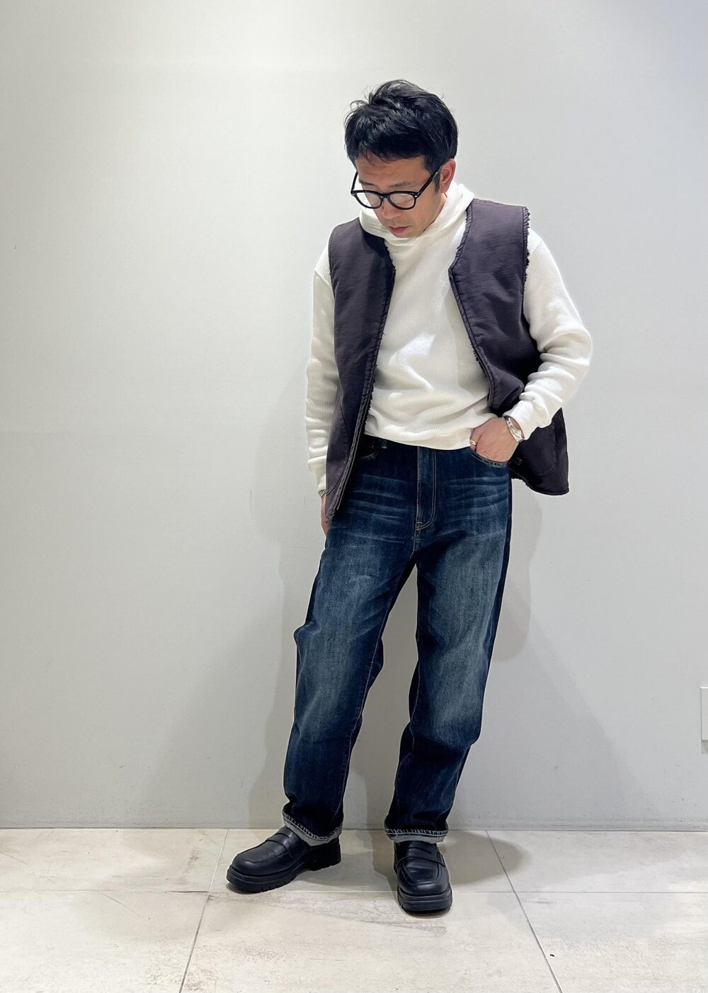 「ADAM ET ROPÉ、HOMME、UNISEX、骨格ストレート、イエベ、カジュアル、大人カジュアル、ミリタリー、春コーデ、秋コーデ、春ファッション、秋ファッション、パーカー、ベスト、デニムパンツ」｜「ADAM ET ROPE'の【CESSE】スクラップレザーボリュームソールローファー/リサイクルレザー/ユニセックス（ローファー、ブラック系）」を使った、Yuuki Mizさん（メンズ・165cm）の冬コーディネートの2枚目の写真