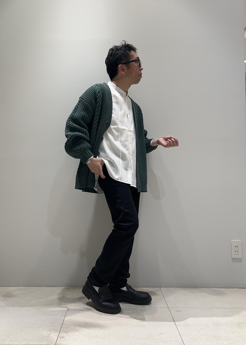 「ADAM ET ROPÉ、HOMME、UNISEX、骨格ストレート、イエベ、カジュアル、大人カジュアル、春コーデ、秋コーデ、春ファッション、秋ファッション、オーバーサイズ、ビッグシルエット、ニット、カーディガン」｜「ADAM ET ROPE'のボリューム ケーブル オーバーサイズ カーディガン / 超軽量 / ユニセックス（カーディガン/ボレロ、グリーン系）」を使った、Yuuki Mizさん（メンズ・165cm）の春コーディネートの4枚目の写真