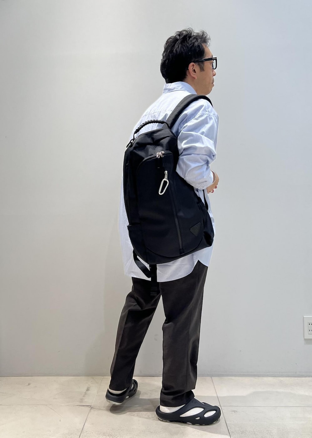 「ADAM ET ROPÉ、HOMME、UNISEX、骨格ストレート、イエベ、大人カジュアル、春、夏、春コーデ、夏コーデ、春ファッション、夏ファッション、オーバーサイズ、ビッグシルエット、シャツ」｜「ADAM ET ROPE'のモンスター オーバーサイズド ボタンダウン シャツ/オールシーズン着用可能（シャツ/ブラウス、ブルー系）」を使った、Yuuki Mizさん（メンズ・165cm）の夏コーディネートの3枚目の写真