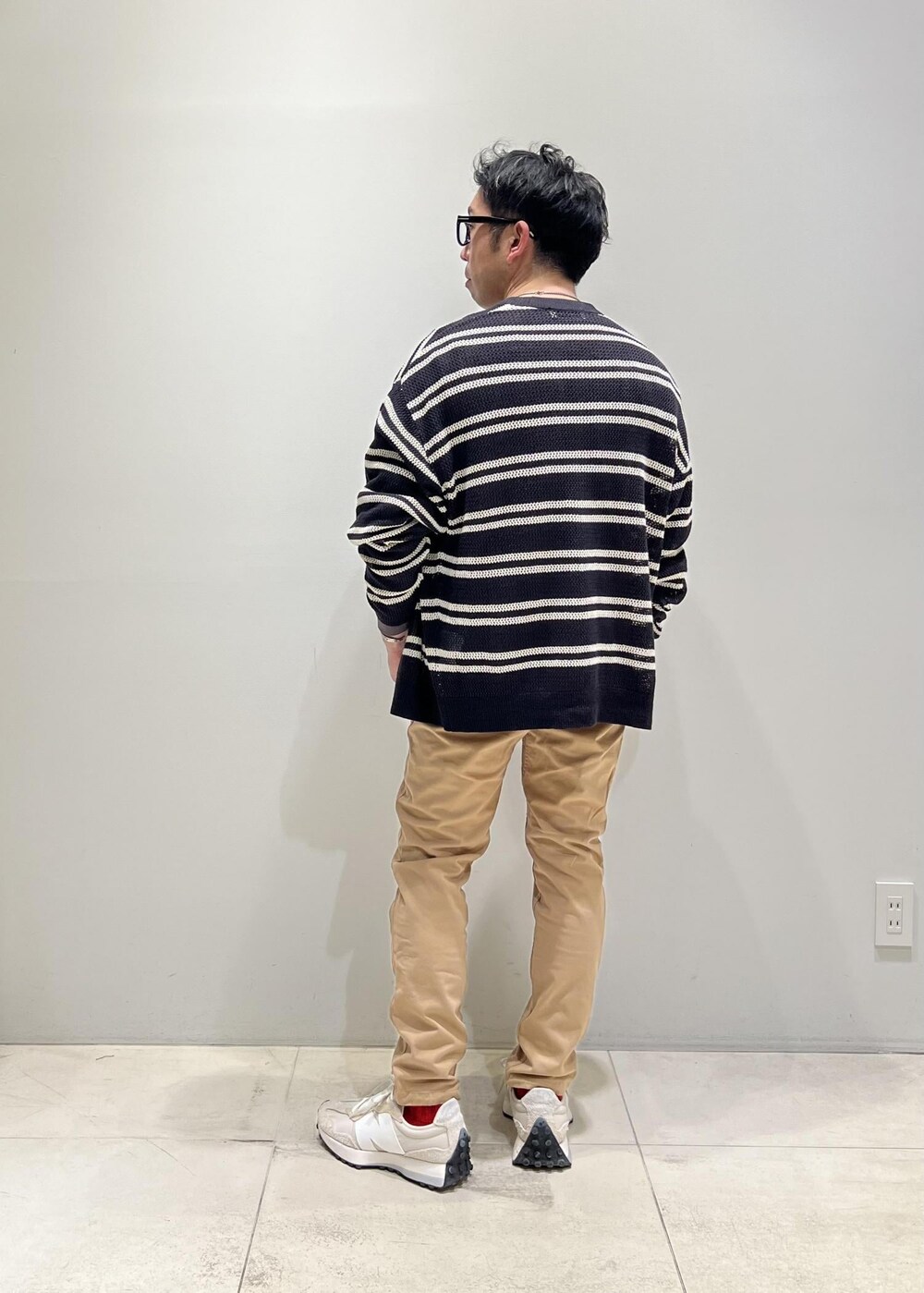 「ADAM ET ROPÉ、HOMME、骨格ストレート、イエベ、カジュアル、大人カジュアル、春コーデ、夏コーデ、春ファッション、夏ファッション、ニット」｜「GramicciのWEB限定【GRAMICCI】22AW別注 NN PANTS/GARMENT DYE TIGHT FIT（その他パンツ、ベージュ系）」を使った、Yuuki Mizさん（メンズ・165cm）の春コーディネートの2枚目の写真