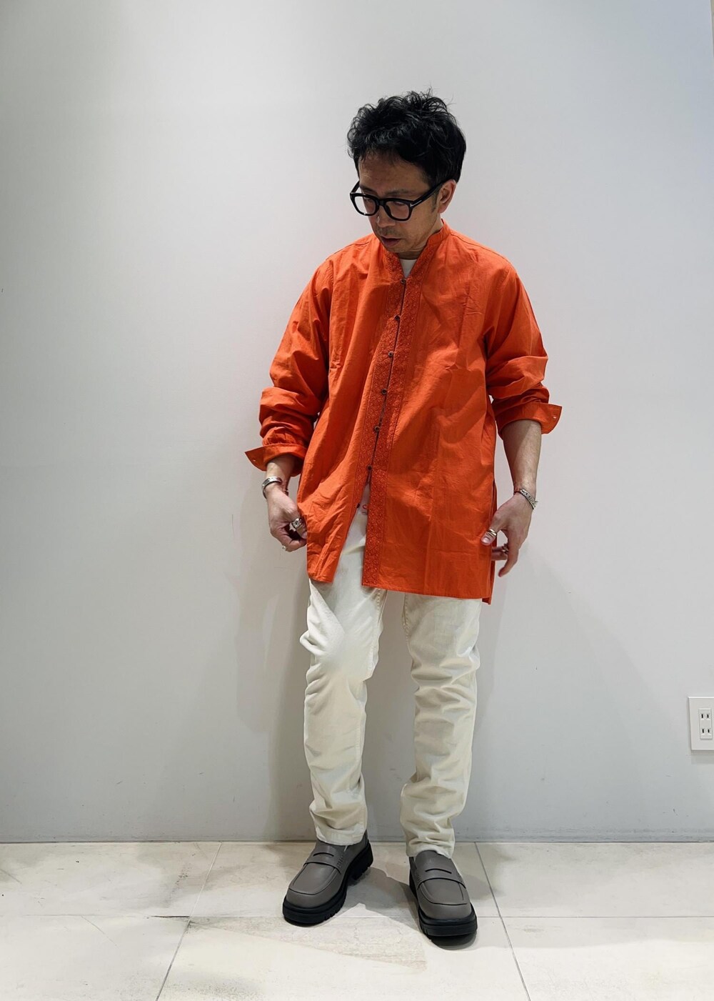 「インド綿、ADAM ET ROPÉ、HOMME、UNISEX、骨格ストレート、イエベ、春コーデ、春ファッション、ビビッドカラー、シャツ、コート」｜「NE QUITTEZ PAS!の【別注】《ne Quittez pas / ヌキテパ》OVER SIZE Caftan SHIRT（シャツ/ブラウス、オレンジ系）」を使った、Yuuki Mizさん（メンズ・165cm）の春コーディネートの5枚目の写真