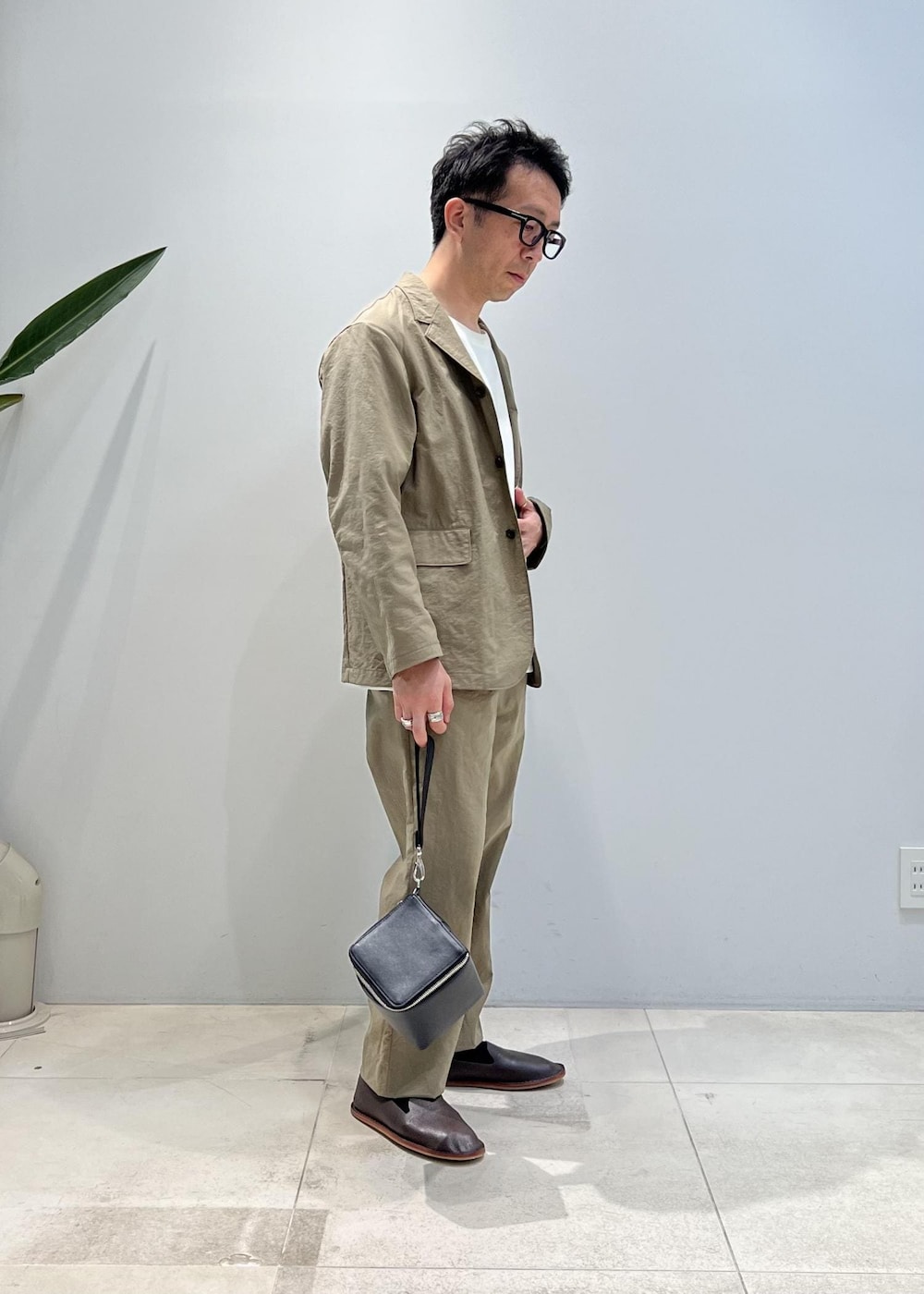「ADAM ET ROPÉ、HOMME、UNISEX、骨格ストレート、イエベ、スーツ、セットアップ、セットアップ対応、セットアイテム、SETアイテム、春、夏、秋、春コーデ、夏コーデ」｜「ADAM ET ROPE'の【小松マテーレ】ナイロンオックス オニベジ セットアップ / パッカブル /ユニセックス / ONOFF兼用（セットアップ、グリーン系）」を使った、Yuuki Mizさん（メンズ・165cm）の夏コーディネートの2枚目の写真