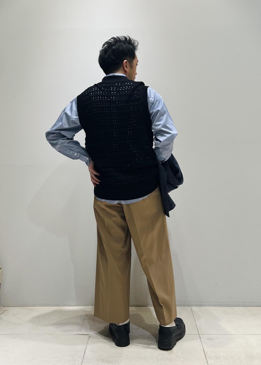 「タックパンツ、クロップド、ADAM ET ROPÉ、HOMME、UNISEX、骨格ストレート、イエベ、きれいめ、きれいめカジュアル、ニット、ベスト」｜「ADAM ET ROPE'のウーステッド フロントタック ワイド クロップド スラックス / ロングシーズン着用可能（スラックス、イエロー系）」を使った、Yuuki Mizさん（メンズ・165cm）の春コーディネートの4枚目の写真