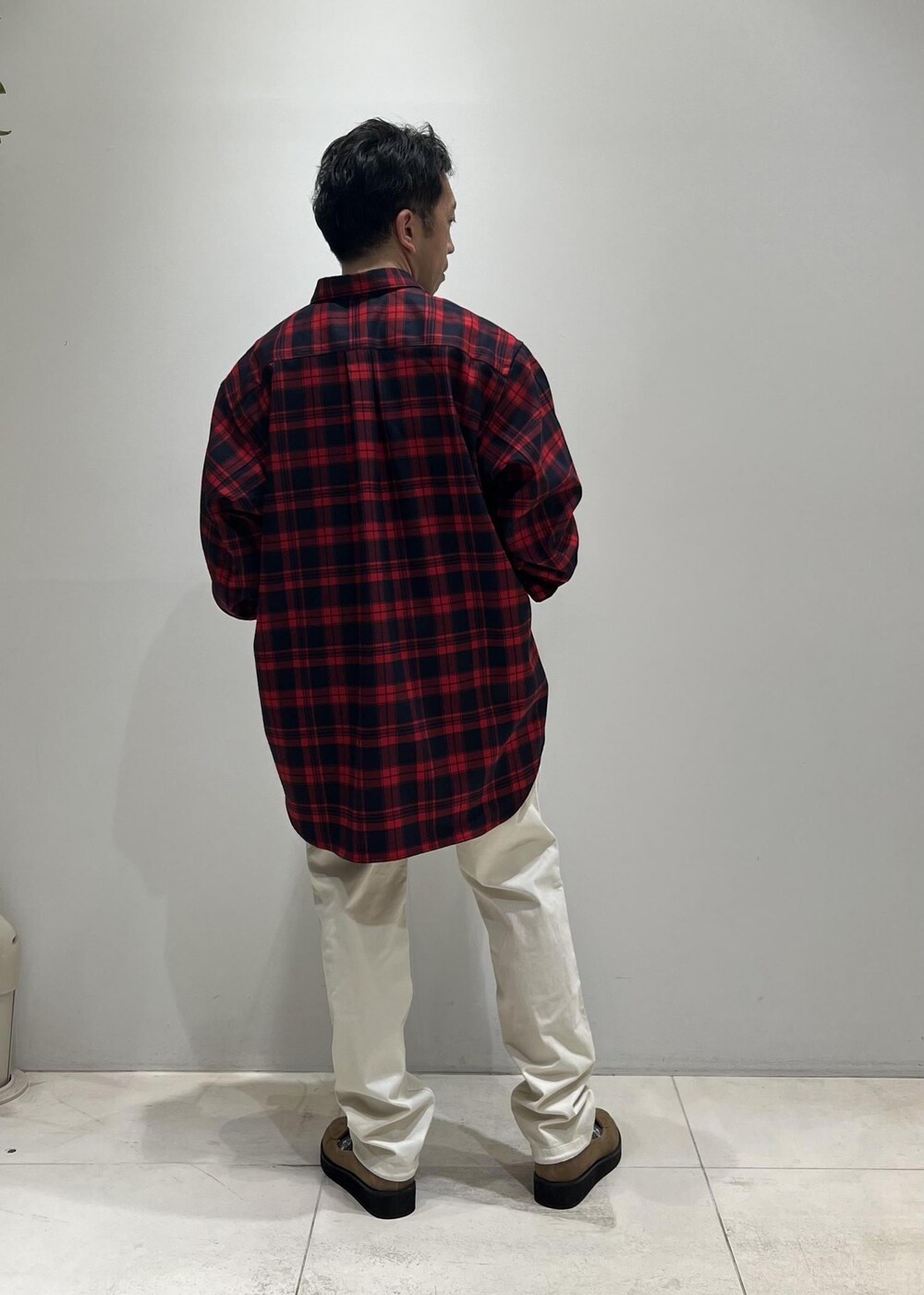 「ADAM ET ROPÉ、HOMME、UNISEX、骨格ストレート、イエベ、オーバーサイズ、ビッグシルエット、シャツ、アウター、コート、チェック」｜「Gramicciの【別注】《WEB限定 GRAMICCI / グラミチ》NN PANTS / GARMENT DYE TIGHT FIT（その他パンツ、ホワイト系）」を使った、Yuuki Mizさん（メンズ・165cm）の春コーディネートの5枚目の写真