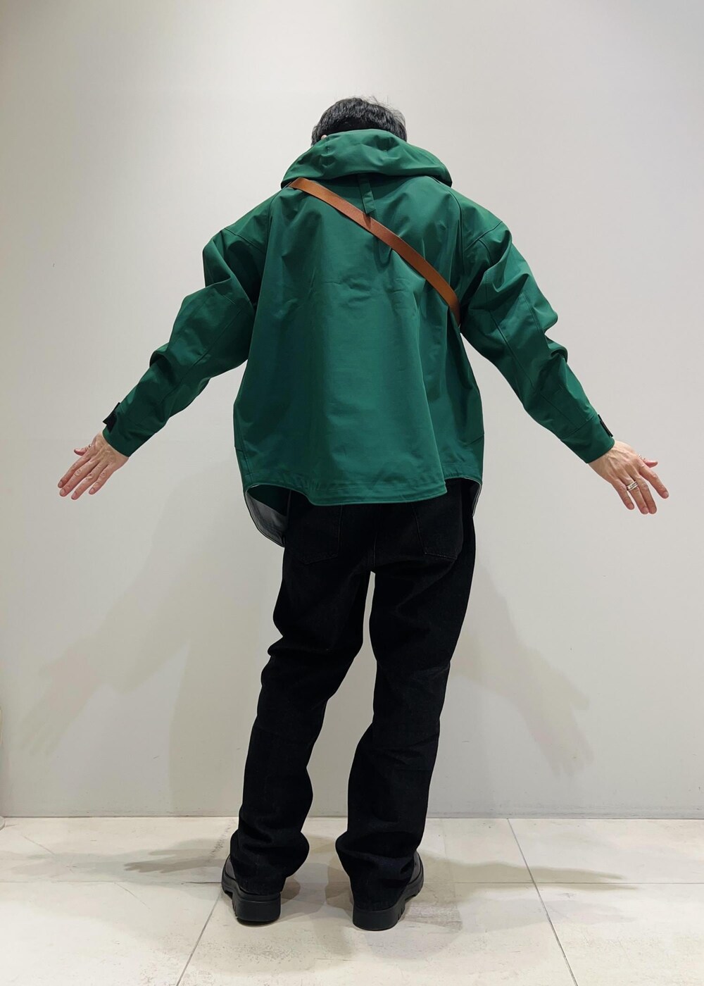 「アウター、ADAM ET ROPÉ、HOMME、UNISEX、骨格ストレート、イエベ、カジュアル、大人カジュアル、春コーデ、冬コーデ、春ファッション、秋ファッション、冬ファッション、23AW秋の新作、機能素材」｜「ADAM ET ROPE'の【コットンUSA】デニム センタークリース スラックス / サステナブル / セットアップ対応（デニムパンツ、ブラック系）」を使った、Yuuki Mizさん（メンズ・165cm）の秋コーディネートの4枚目の写真
