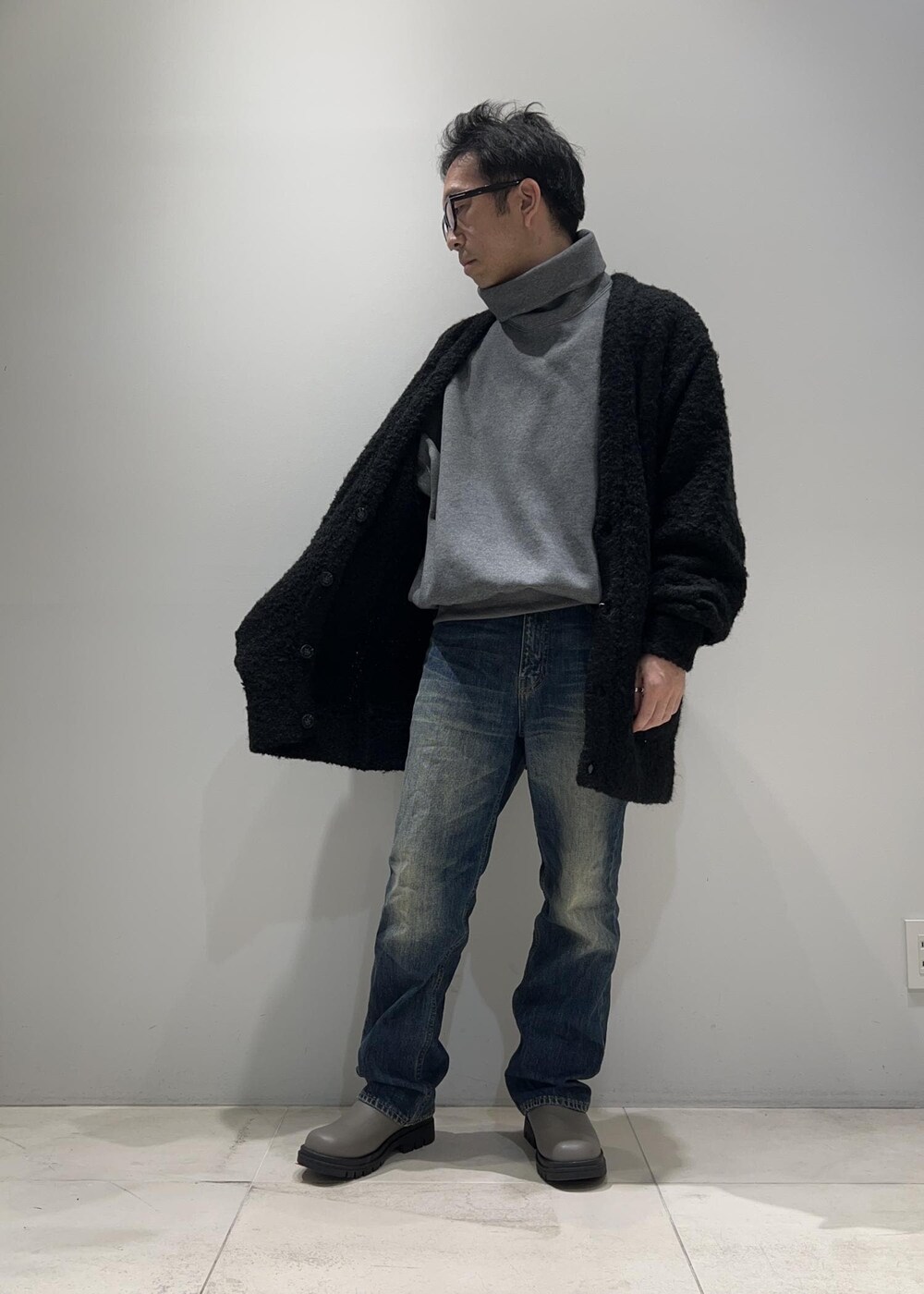 「ADAM ET ROPÉ、HOMME、UNISEX、骨格ストレート、イエベ、ミリタリー、秋コーデ、冬コーデ、秋ファッション、冬ファッション、23AW秋の新作、23AW冬の新作、オーバーサイズ、ビッグシルエット、ニット」｜「ADAM ET ROPE'の【cesse】スクラップレザー ボリュームソール サイドゴア ブーツ/サスティナブル/ユニセックス（ブーツ、グレー系）」を使った、Yuuki Mizさん（メンズ・165cm）の秋コーディネートの6枚目の写真