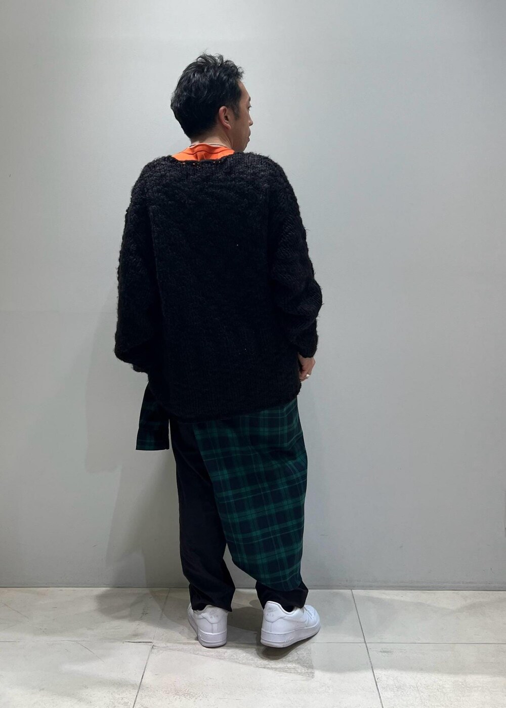 「ADAM ET ROPÉ、HOMME、UNISEX、骨格ストレート、イエベ、カジュアル、大人カジュアル、春コーデ、春ファッション、Tシャツ、シャツ、ニット、チェック」｜「ADAM ET ROPE'のハイゲージ シャンブレー リバーシブル Tシャツ（Tシャツ/カットソー、ベージュ系）」を使った、Yuuki Mizさん（メンズ・165cm）の春コーディネートの5枚目の写真