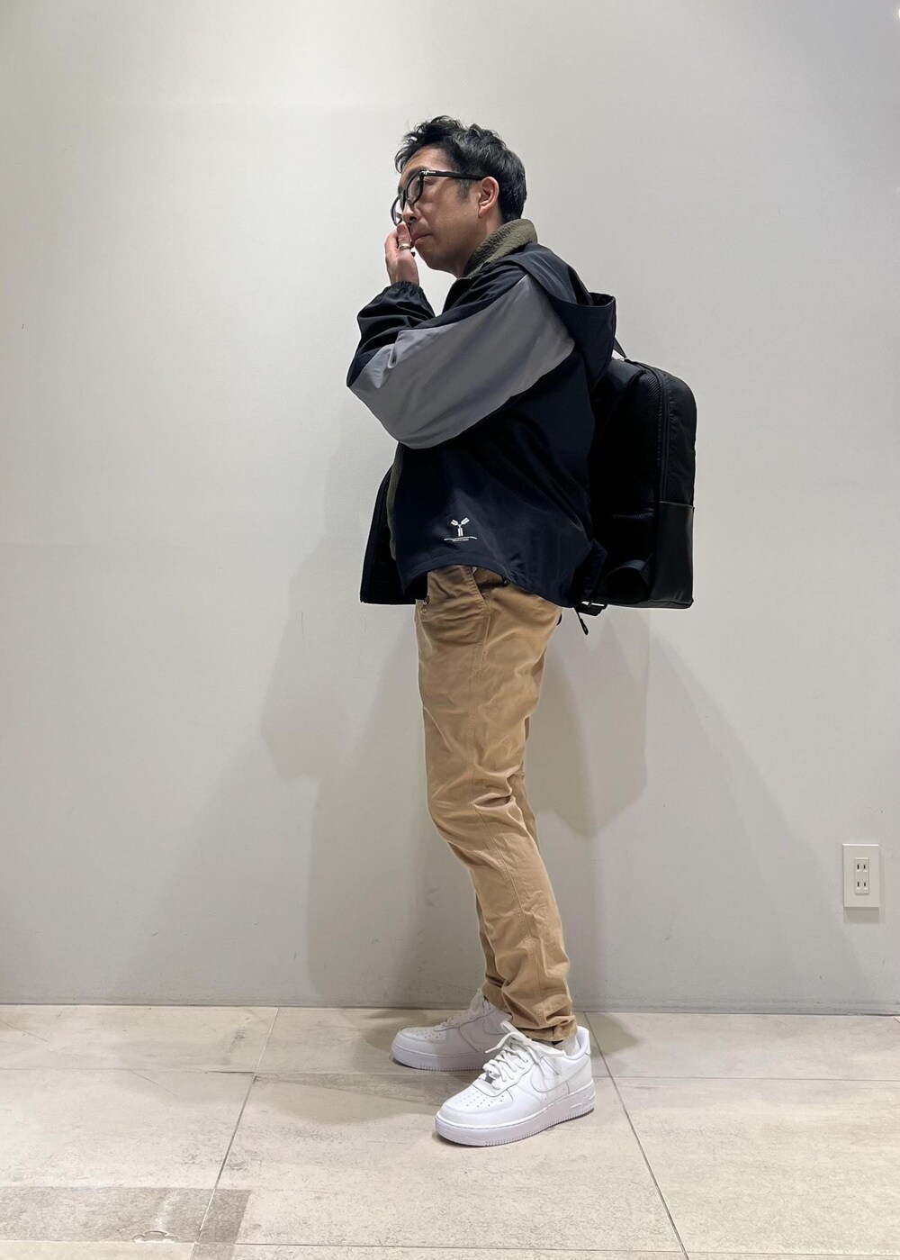 「ADAM ET ROPÉ、HOMME、UNISEX、骨格ストレート、イエベ、春コーデ、秋コーデ、春ファッション、秋ファッション、パーカー、ジャケット、メガネ」｜「GramicciのWEB限定【GRAMICCI】22AW別注 NN PANTS/GARMENT DYE TIGHT FIT（その他パンツ、ベージュ系）」を使った、Yuuki Mizさん（メンズ・165cm）の冬コーディネートの5枚目の写真