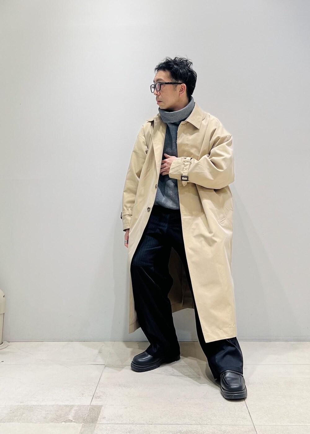「お出かけ、ADAM ET ROPÉ、HOMME、UNISEX、骨格ストレート、イエベ、きれいめ、きれいめカジュアル、カジュアル、春コーデ、秋コーデ、冬コーデ、春ファッション、23SS春の新作、23AW秋の新作」｜「ADAM ET ROPE'の【CESSE】スクラップレザーボリュームソールローファー/リサイクルレザー/ユニセックス（ローファー、ブラック系）」を使った、Yuuki Mizさん（メンズ・165cm）の冬コーディネートの3枚目の写真