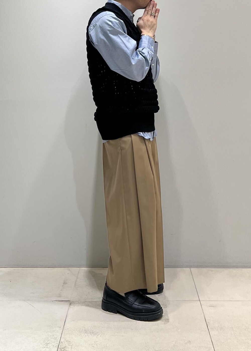 「タックパンツ、クロップド、ADAM ET ROPÉ、HOMME、UNISEX、骨格ストレート、イエベ、きれいめ、きれいめカジュアル、ニット、ベスト」｜「ADAM ET ROPE'のウーステッド フロントタック ワイド クロップド スラックス / ロングシーズン着用可能（スラックス、イエロー系）」を使った、Yuuki Mizさん（メンズ・165cm）の春コーディネートの8枚目の写真