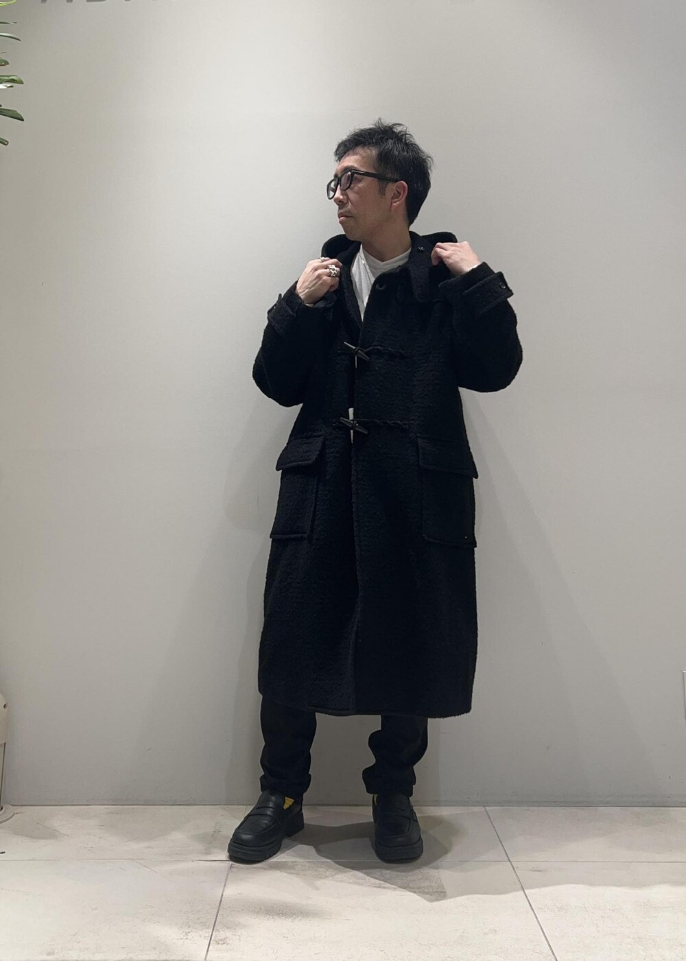 「ダッフルコート、ADAM ET ROPÉ、HOMME、UNISEX、骨格ストレート、イエベ、きれいめ、きれいめカジュアル、モノトーン、シャツ、コート」｜「ADAM ET ROPE'の【CESSE】スクラップレザーボリュームソールローファー/リサイクルレザー/ユニセックス（ローファー、ブラック系）」を使った、Yuuki Mizさん（メンズ・165cm）の冬コーディネートの4枚目の写真