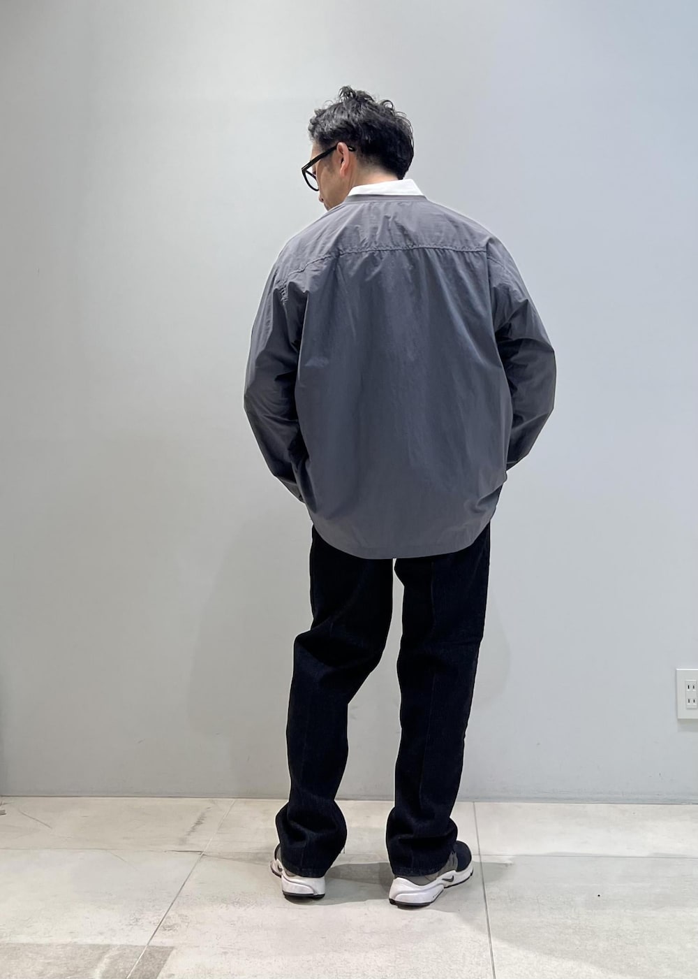 「ADAM ET ROPÉ、HOMME、UNISEX、骨格ストレート、イエベ、春、夏、春コーデ、夏コーデ、春ファッション、夏ファッション、23SS夏の新作、体型カバー、機能素材、シャツ」｜「ADAM ET ROPE'の【コットンUSA】デニム センタークリース スラックス / サステナブル / セットアップ対応（デニムパンツ、ブラック系）」を使った、Yuuki Mizさん（メンズ・165cm）の夏コーディネートの3枚目の写真