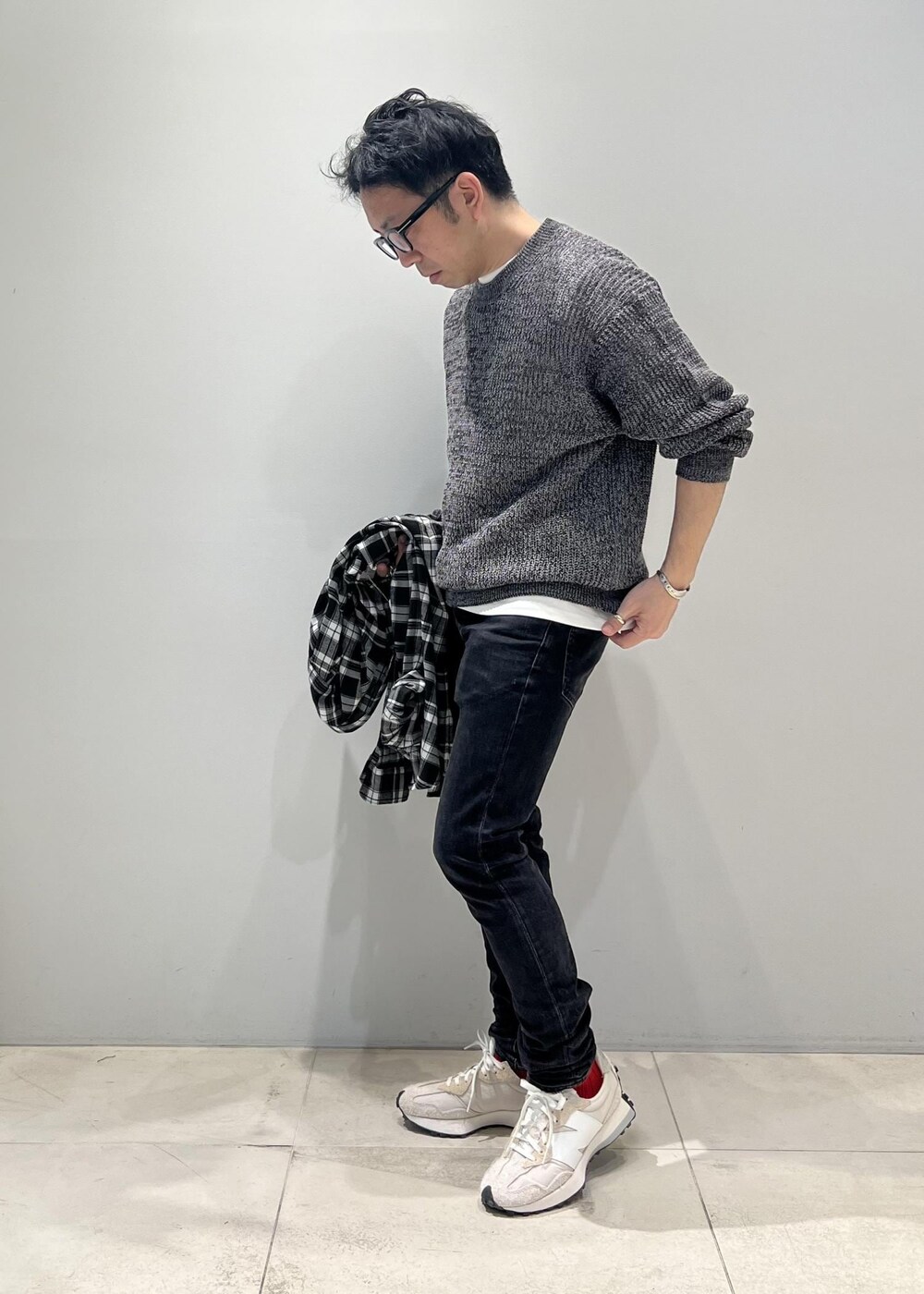 「ADAM ET ROPÉ、HOMME、UNISEX、骨格ストレート、イエベ、春コーデ、夏コーデ、春ファッション、夏ファッション、オーバーサイズ、ビッグシルエット、ニット」｜「ADAM ET ROPE'のコットンリネン メランジ ニット プルオーバー / 3シーズン着用可能（ニット/セーター、ブラック系）」を使った、Yuuki Mizさん（メンズ・165cm）の春コーディネートの6枚目の写真