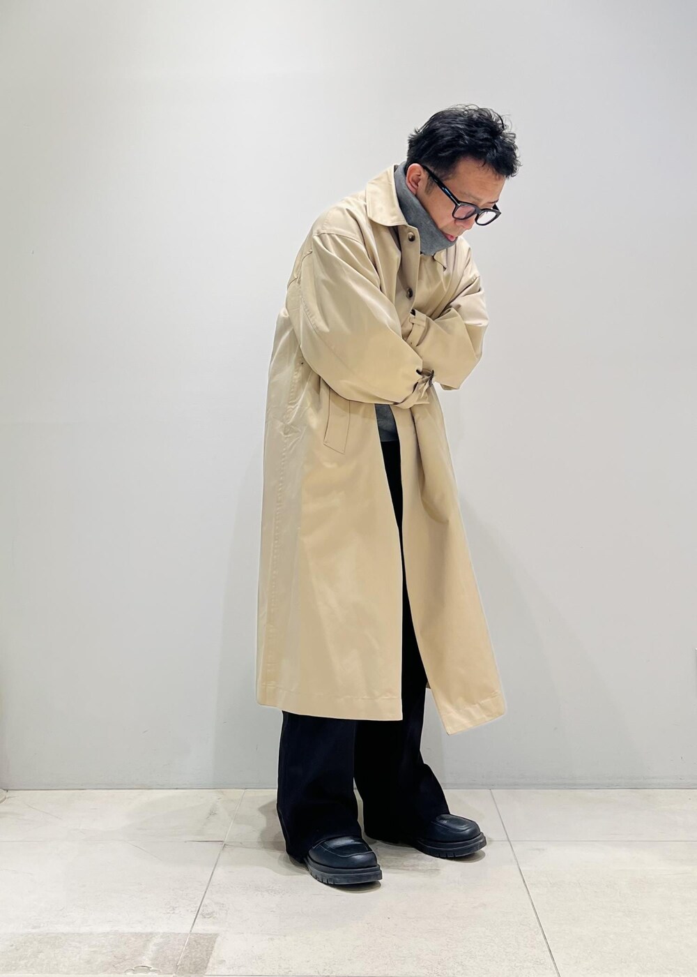 「お出かけ、ADAM ET ROPÉ、HOMME、UNISEX、骨格ストレート、イエベ、きれいめ、きれいめカジュアル、カジュアル、春コーデ、秋コーデ、冬コーデ、春ファッション、23SS春の新作、23AW秋の新作」｜「ADAM ET ROPE'の【CESSE】スクラップレザーボリュームソールローファー/リサイクルレザー/ユニセックス（ローファー、ブラック系）」を使った、Yuuki Mizさん（メンズ・165cm）の冬コーディネートの2枚目の写真