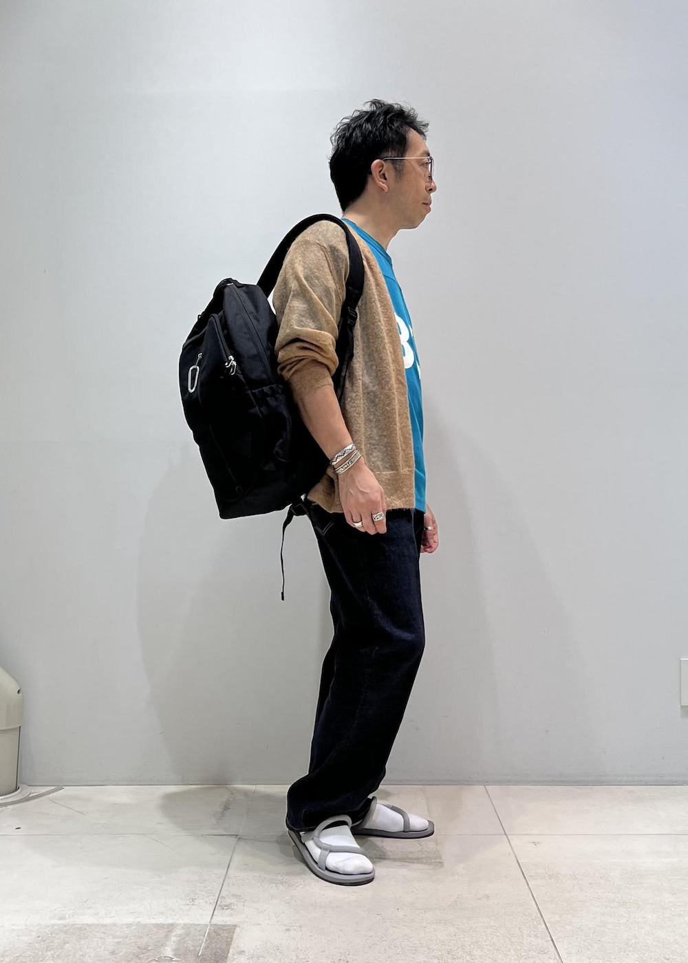 「ADAM ET ROPÉ、HOMME、骨格ストレート、イエベ、秋コーデ、秋ファッション」｜「ADAM ET ROPE'の【コットンUSA】デニム センタークリース スラックス/サステナブル/セットアップ対応（デニムパンツ、ブルー系）」を使った、Yuuki Mizさん（メンズ・165cm）の秋コーディネートの2枚目の写真