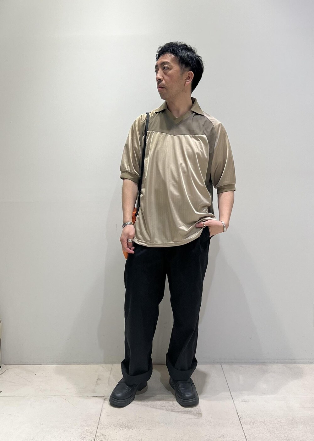 「ADAM ET ROPÉ、HOMME、UNISEX、骨格ストレート、イエベ、カジュアル、大人カジュアル、スポーティー、夏コーデ、夏ファッション、ビッグシルエット、Tシャツ、シャツ」｜「ADAM ET ROPE'の【UNIFORM/ユニフォーム】 POLO ショートスリーブ ゲームシャツ / 透湿性 / 通気性 / ユニセックス（Tシャツ/カットソー、ベージュ系）」を使った、Yuuki Mizさん（メンズ・165cm）の春コーディネートの2枚目の写真