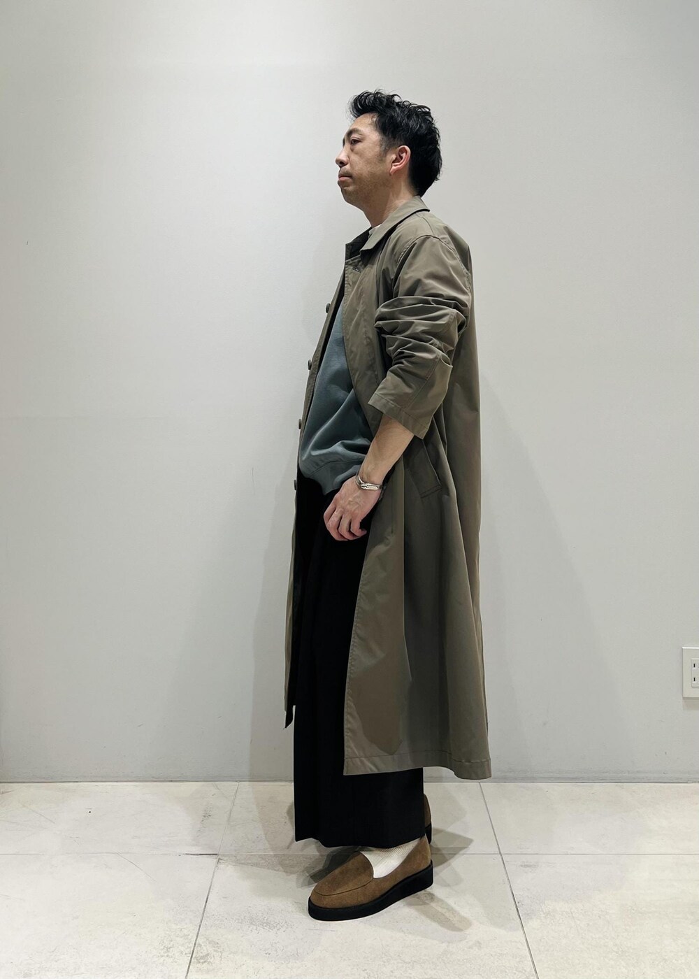 「コート、ADAM ET ROPÉ、HOMME、UNISEX、骨格ストレート、イエベ、きれいめ、きれいめカジュアル、春コーデ、秋コーデ、春ファッション、秋ファッション、アウター」｜「ADAM ET ROPE'の撥水 高密度ウェザー ステンカラー オーバー コート / ロングシーズン着用可能 / ユニセックス（ステンカラーコート、グリーン系）」を使った、Yuuki Mizさん（メンズ・165cm）の春コーディネートの9枚目の写真