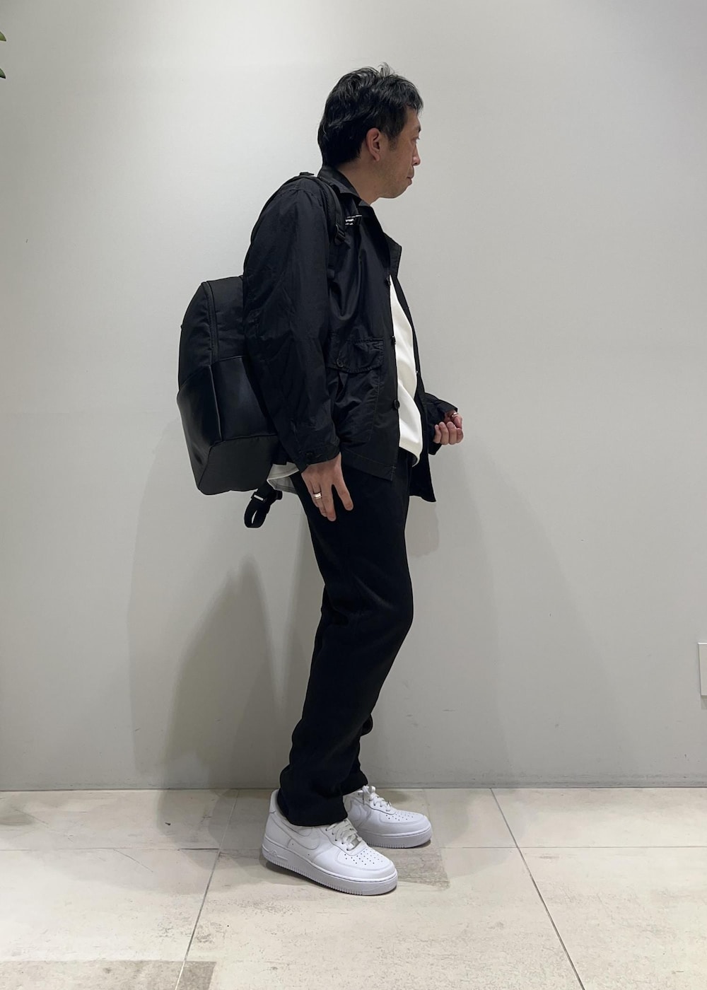 ブラック系のその他パンツ、ブラック系のブルゾン、ブラック系のバックパック/リュックを着用したメンズの春コーディネートの3枚目の写真