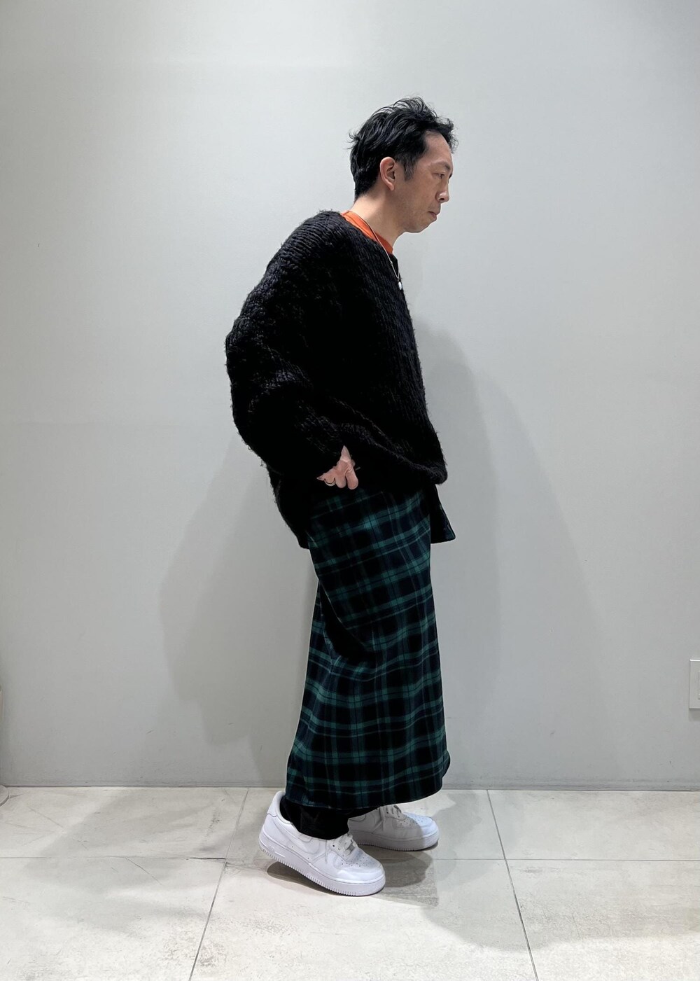 「ADAM ET ROPÉ、HOMME、UNISEX、骨格ストレート、イエベ、カジュアル、大人カジュアル、春コーデ、春ファッション、Tシャツ、シャツ、ニット、チェック」｜「ADAM ET ROPE'のハイゲージ シャンブレー リバーシブル Tシャツ（Tシャツ/カットソー、ベージュ系）」を使った、Yuuki Mizさん（メンズ・165cm）の春コーディネートの4枚目の写真