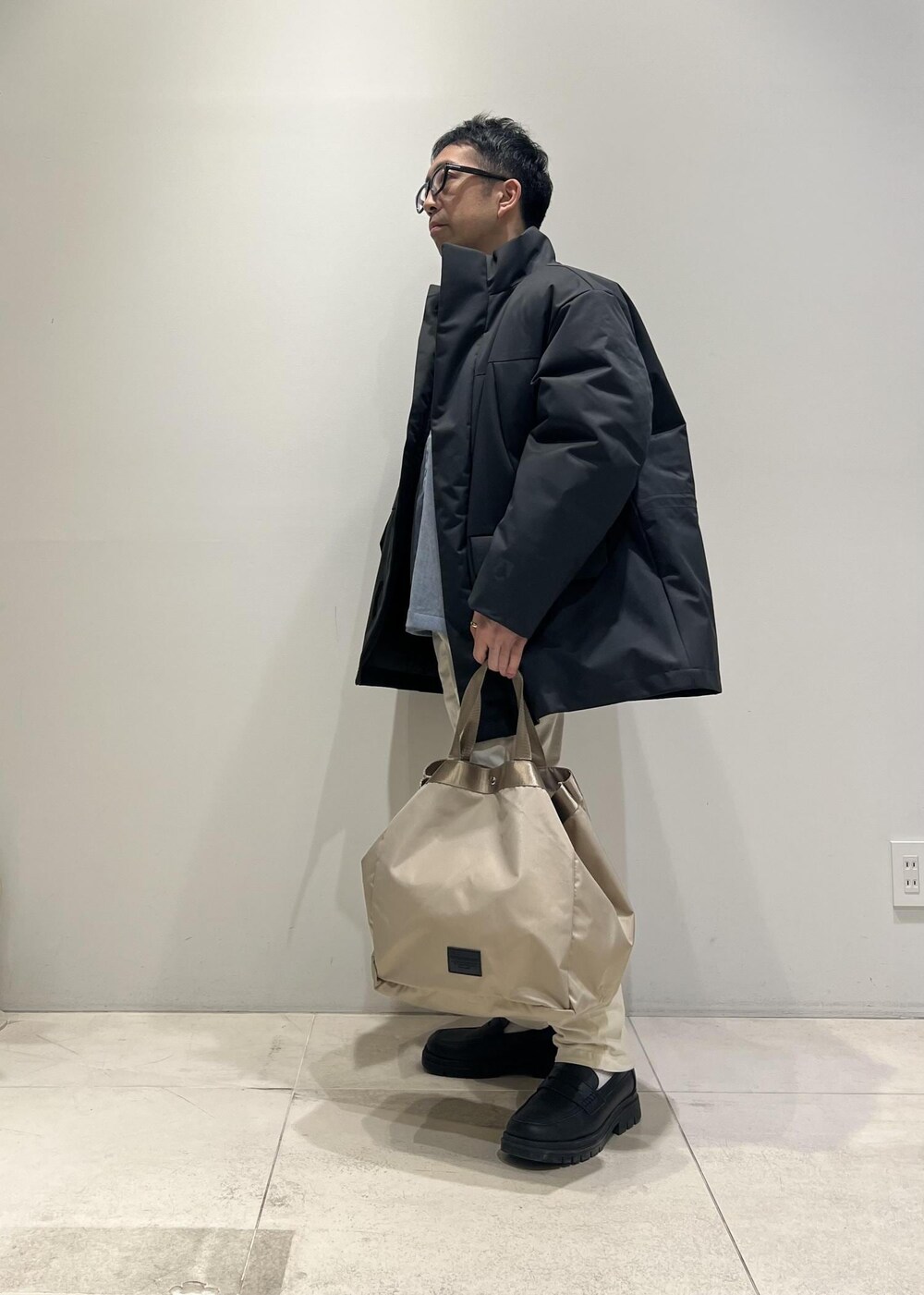「ADAM ET ROPÉ、HOMME、UNISEX、骨格ストレート、イエベ、カジュアル、大人カジュアル、春コーデ、冬コーデ、春ファッション、冬ファッション、オーバーサイズ、コート、メガネ」｜「ADAM ET ROPE'の【CESSE】スクラップレザーボリュームソールローファー/リサイクルレザー/ユニセックス（ローファー、ブラック系）」を使った、Yuuki Mizさん（メンズ・165cm）の冬コーディネートの3枚目の写真