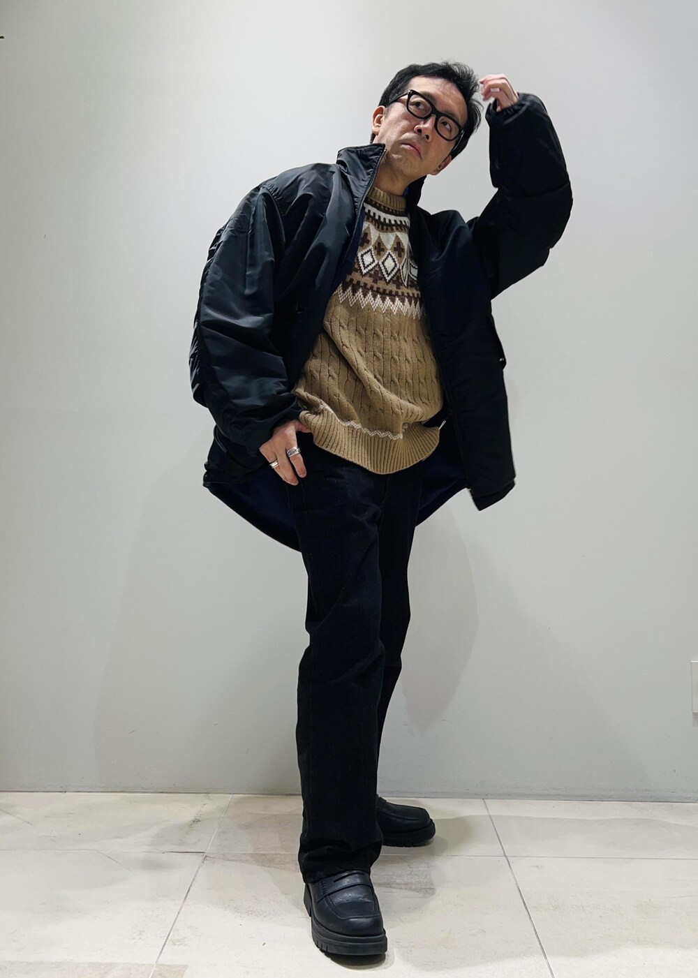 「SNaPMeAward23w、クリスマス、クリスマスデート、クリスマスコーデ、ADAM ET ROPÉ、HOMME、UNISEX、骨格ストレート、イエベ、きれいめカジュアル、カジュアル、大人カジュアル、秋コーデ、冬コーデ、秋ファッション」｜「ADAM ET ROPE'の【コットンUSA】デニム センタークリース スラックス / サステナブル / セットアップ対応（デニムパンツ、ブラック系）」を使った、Yuuki Mizさん（メンズ・165cm）の冬コーディネートの7枚目の写真
