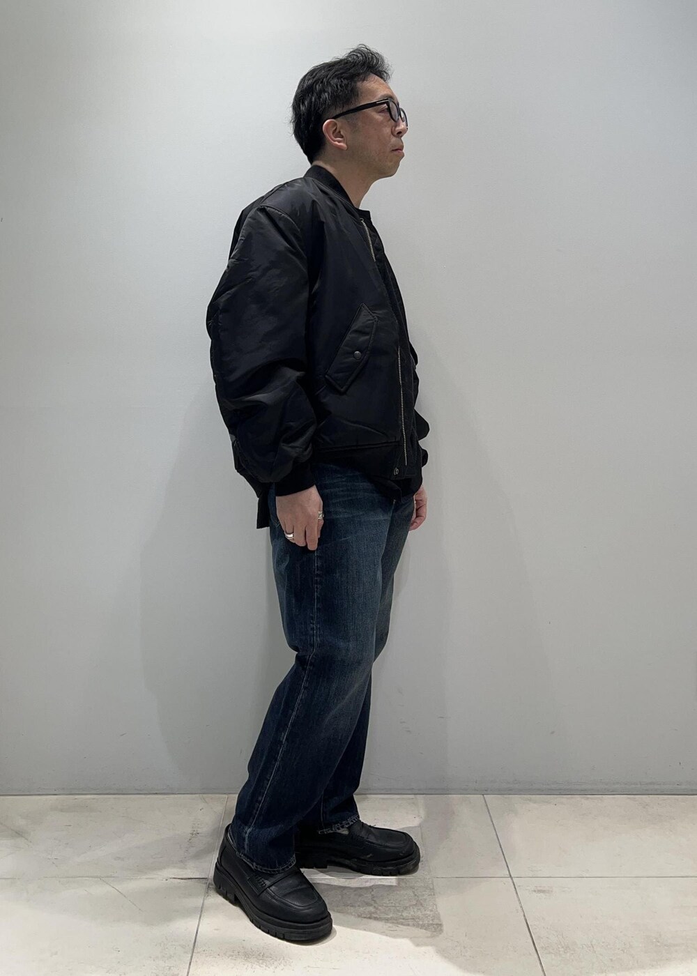 「ADAM ET ROPÉ、HOMME、UNISEX、骨格ストレート、イエベ、カジュアル、大人カジュアル、ミリタリー、春コーデ、秋コーデ、春ファッション、秋ファッション、アウター、ジャケット、ブルゾン」｜「ADAM ET ROPE'の【WILD LIFE TAILOR】オーバーサイズ L-2 フライト ジャケット サスティナブル（ミリタリージャケット、ブラック系）」を使った、Yuuki Mizさん（メンズ・165cm）の春コーディネートの2枚目の写真