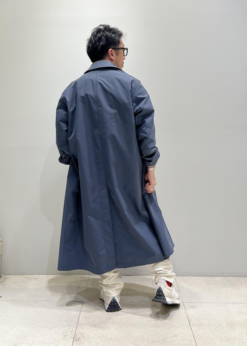 「ADAM ET ROPÉ、HOMME、UNISEX、骨格ストレート、イエベ、カジュアル、大人カジュアル、春コーデ、秋コーデ、春ファッション、秋ファッション、オーバーサイズ、ビッグシルエット、Tシャツ、ニット」｜「ADAM ET ROPE'のハイゲージ シャンブレー リバーシブル Tシャツ（Tシャツ/カットソー、ベージュ系）」を使った、Yuuki Mizさん（メンズ・165cm）の春コーディネートの4枚目の写真