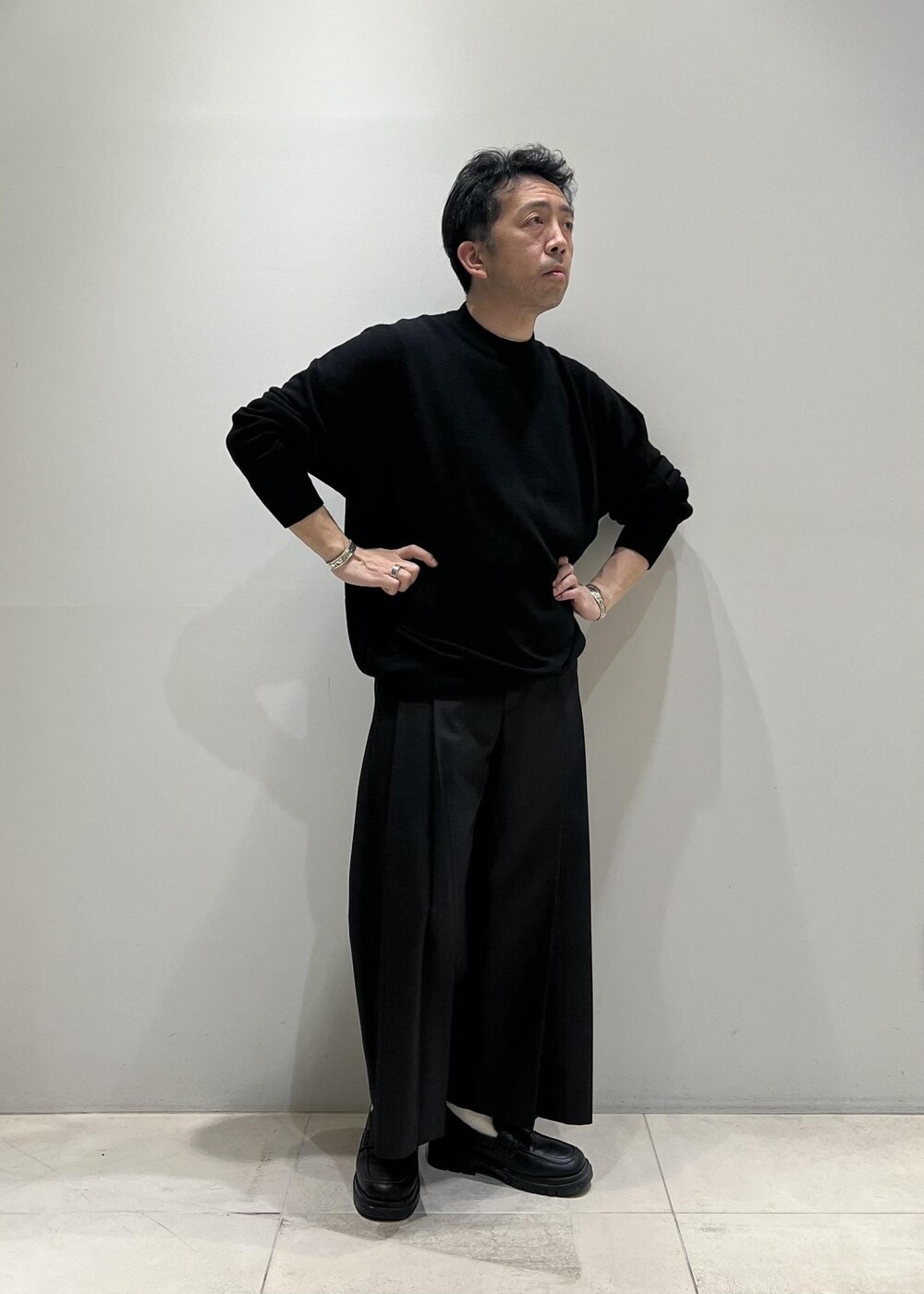 「24SS春の新作、ADAM ET ROPÉ、HOMME、UNISEX、骨格ストレート、イエベ、きれいめカジュアル、大人カジュアル、春、秋、冬、春コーデ、秋コーデ、冬コーデ、春ファッション」｜「ADAM ET ROPE'の撥水 高密度ウェザー ステンカラー オーバー コート / ロングシーズン着用可能 / ユニセックス（ステンカラーコート、イエロー系）」を使った、Yuuki Mizさん（メンズ・165cm）の春コーディネートの9枚目の写真