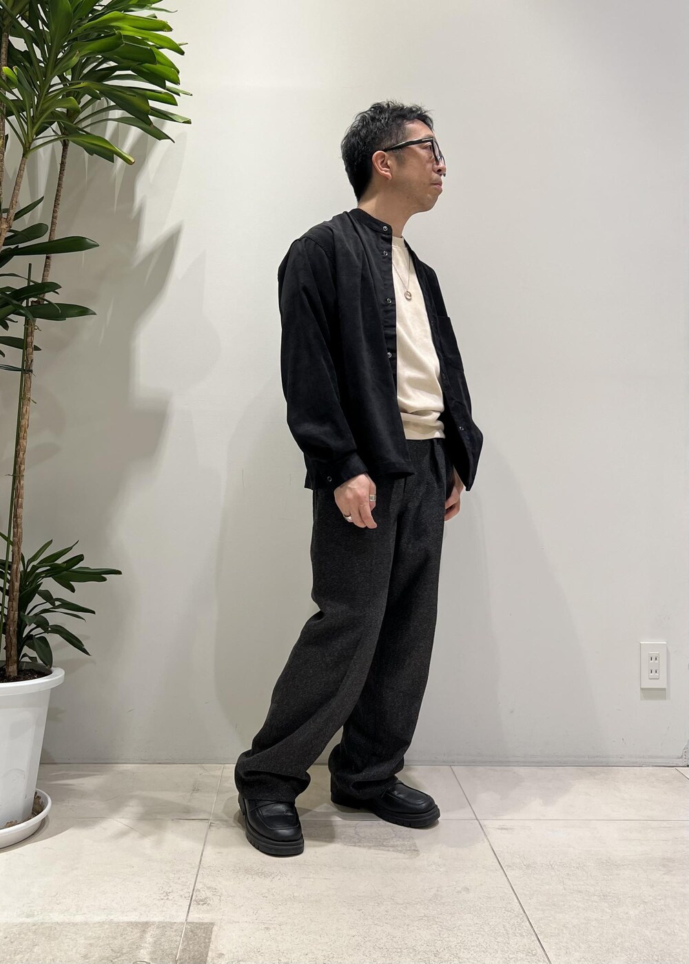 「ADAM ET ROPÉ、HOMME、UNISEX、骨格ストレート、イエベ、カジュアル、大人カジュアル、春コーデ、春ファッション、シャツ、コート、メガネ」｜「ADAM ET ROPE'の【CESSE】スクラップレザーボリュームソールローファー/リサイクルレザー/ユニセックス（ローファー、ブラック系）」を使った、Yuuki Mizさん（メンズ・165cm）の冬コーディネートの6枚目の写真