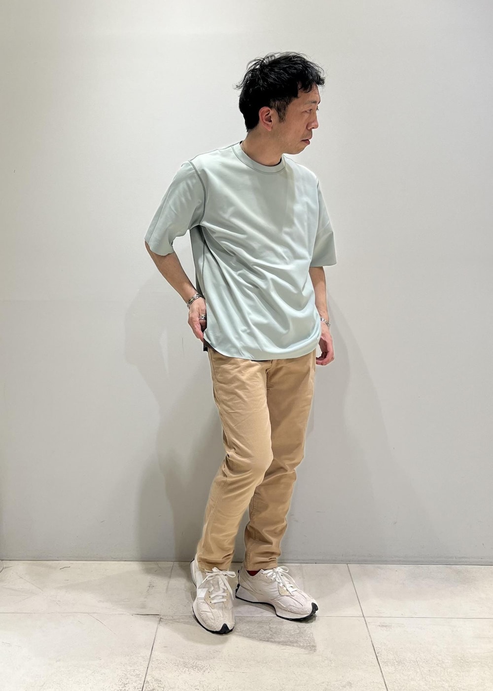 「リバーシブル、ADAM ET ROPÉ、HOMME、UNISEX、骨格ストレート、イエベ、きれいめカジュアル、カジュアル、春コーデ、夏コーデ、春ファッション、夏ファッション、洗える、ウォッシャブル、Tシャツ」｜「GramicciのWEB限定【GRAMICCI】22AW別注 NN PANTS/GARMENT DYE TIGHT FIT（その他パンツ、ベージュ系）」を使った、Yuuki Mizさん（メンズ・165cm）の春コーディネートの2枚目の写真