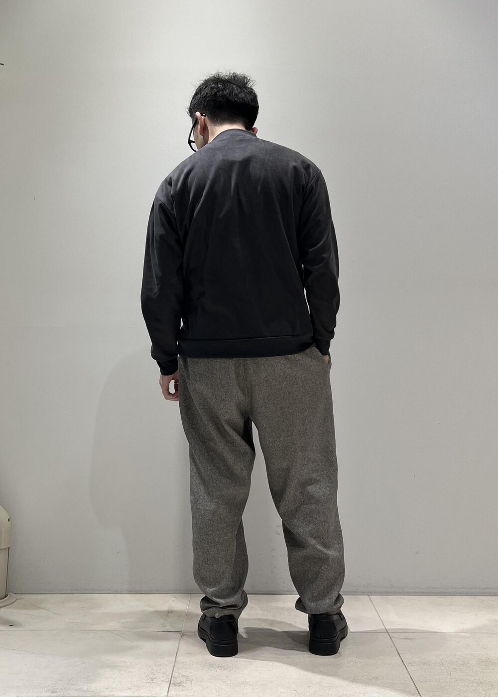 「ADAM ET ROPÉ、HOMME、UNISEX、骨格ストレート、イエベ、きれいめ、きれいめカジュアル、大人カジュアル、スポーティー、春コーデ、冬コーデ、春ファッション、冬ファッション、ワントーン、機能素材」｜「ADAM ET ROPE'の【CESSE】スクラップレザーボリュームソールローファー/リサイクルレザー/ユニセックス（ローファー、ブラック系）」を使った、Yuuki Mizさん（メンズ・165cm）の冬コーディネートの6枚目の写真