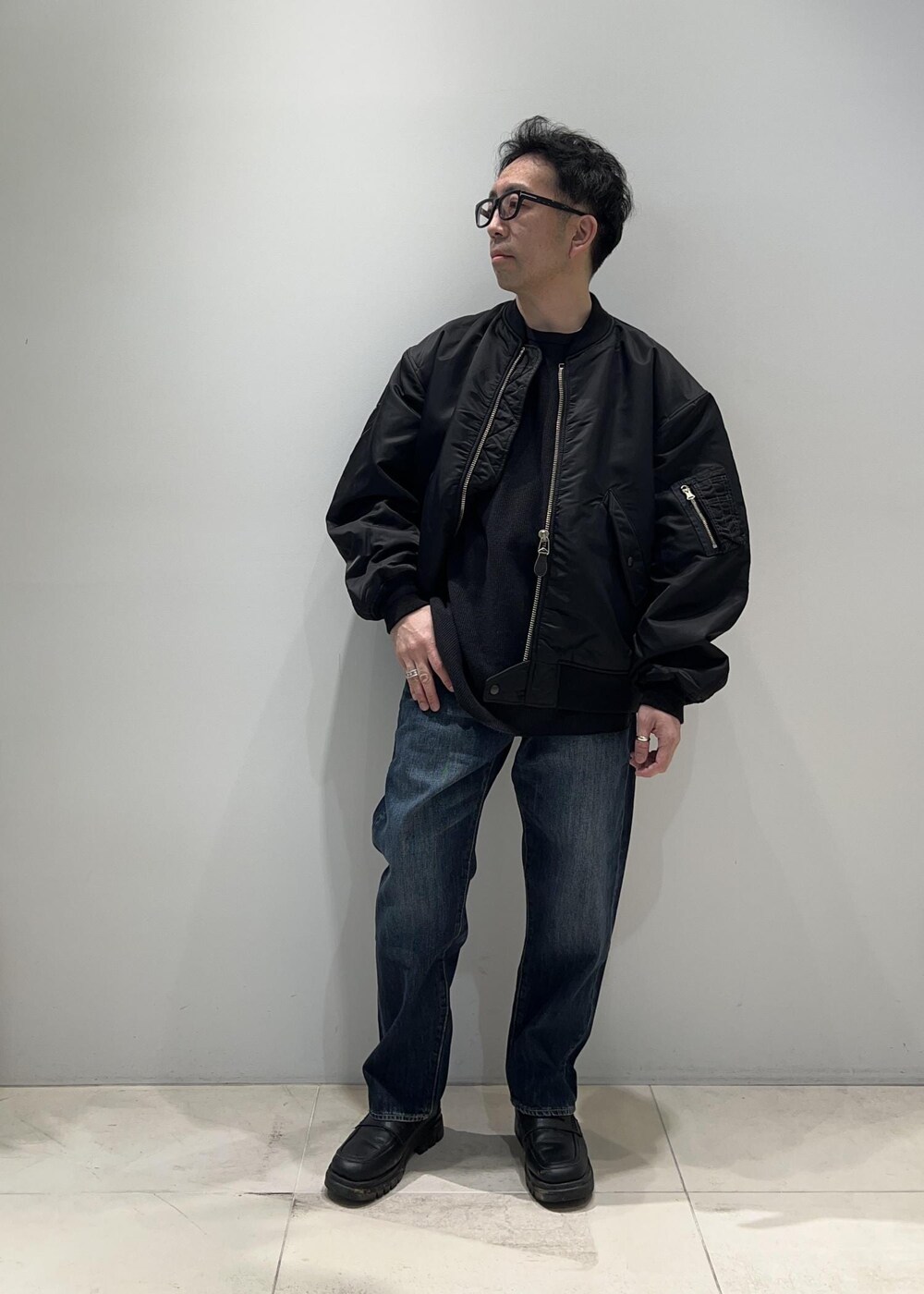 「ADAM ET ROPÉ、HOMME、UNISEX、骨格ストレート、イエベ、カジュアル、大人カジュアル、ミリタリー、春コーデ、秋コーデ、春ファッション、秋ファッション、アウター、ジャケット、ブルゾン」｜「ADAM ET ROPE'の【WILD LIFE TAILOR】オーバーサイズ L-2 フライト ジャケット サスティナブル（ミリタリージャケット、ブラック系）」を使った、Yuuki Mizさん（メンズ・165cm）の春コーディネートの3枚目の写真