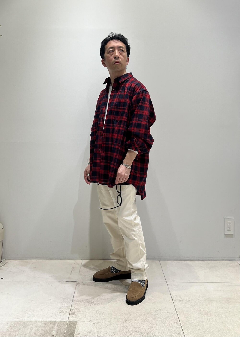 「ADAM ET ROPÉ、HOMME、UNISEX、骨格ストレート、イエベ、オーバーサイズ、ビッグシルエット、シャツ、アウター、コート、チェック」｜「Gramicciの【別注】《WEB限定 GRAMICCI / グラミチ》NN PANTS / GARMENT DYE TIGHT FIT（その他パンツ、ホワイト系）」を使った、Yuuki Mizさん（メンズ・165cm）の春コーディネートの3枚目の写真