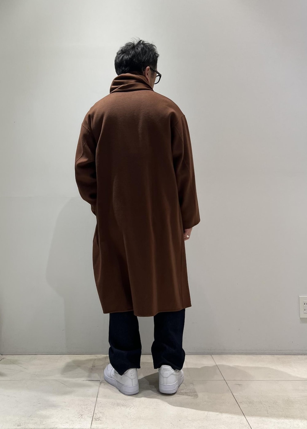 「ADAM ET ROPÉ、HOMME、UNISEX、骨格ストレート、イエベ、きれいめカジュアル、カジュアル、秋コーデ、冬コーデ、秋ファッション、冬ファッション、アウター、コート、デニムパンツ、メガネ」｜「Levi'sの【Levi's(R) for BIOTOP】568 STAY LOOSE / UNISEX（デニムパンツ、ブルー系）」を使った、Yuuki Mizさん（メンズ・165cm）の冬コーディネートの2枚目の写真