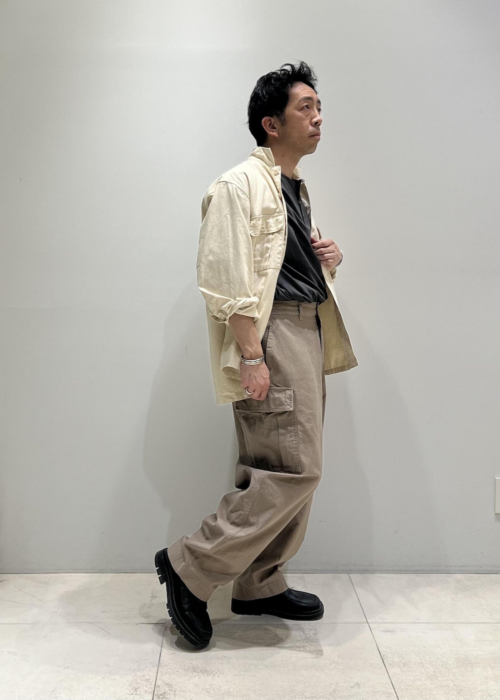 「ADAM ET ROPÉ、HOMME、骨格ストレート、イエベ、春コーデ、夏コーデ、春ファッション、夏ファッション、ビッグシルエット」｜「ADAM ET ROPE'のウール天竺 ヘンリーネック ロングスリーブ / ロングシーズン着用可能（Tシャツ/カットソー、グレー系）」を使った、Yuuki Mizさん（メンズ・165cm）の春コーディネートの7枚目の写真