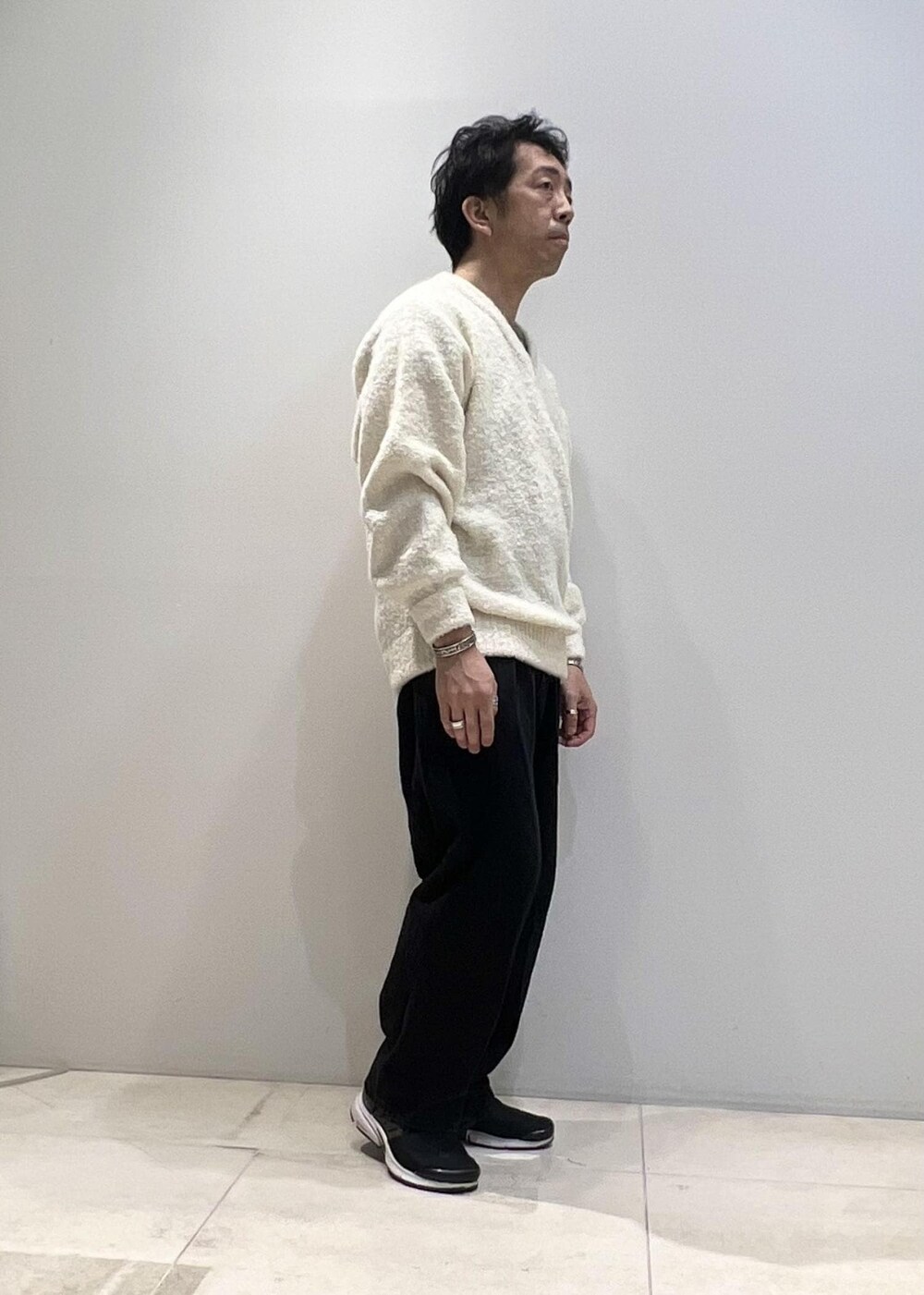 「ADAM ET ROPÉ、HOMME、UNISEX、骨格ストレート、イエベ、秋コーデ、秋ファッション、ニット、コート、デニム」｜「ADAM ET ROPE'の【コットンUSA】ブリーチ ワイド 3タック ワイドデニムパンツ/サステナブル（デニムパンツ、ブラック系）」を使った、Yuuki Mizさん（メンズ・165cm）の秋コーディネートの5枚目の写真