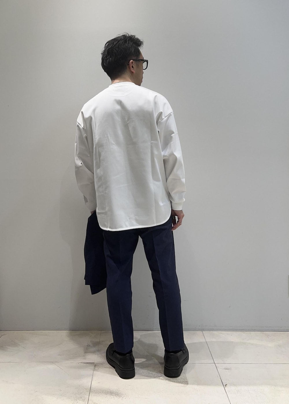「ADAM ET ROPÉ、HOMME、UNISEX、骨格ストレート、イエベ、きれいめ、きれいめカジュアル、セットアップ、セットアイテム、SETアイテム、春コーデ、春ファッション、23SS春の新作、接触冷感、吸水速乾」｜「ADAM ET ROPE'のポンチ ドロップショルダー キックバック ロングスリーブTee / 高機能ストレッチ / ロングシーズン着用可能（Tシャツ/カットソー、ホワイト系）」を使った、Yuuki Mizさん（メンズ・165cm）の春コーディネートの6枚目の写真