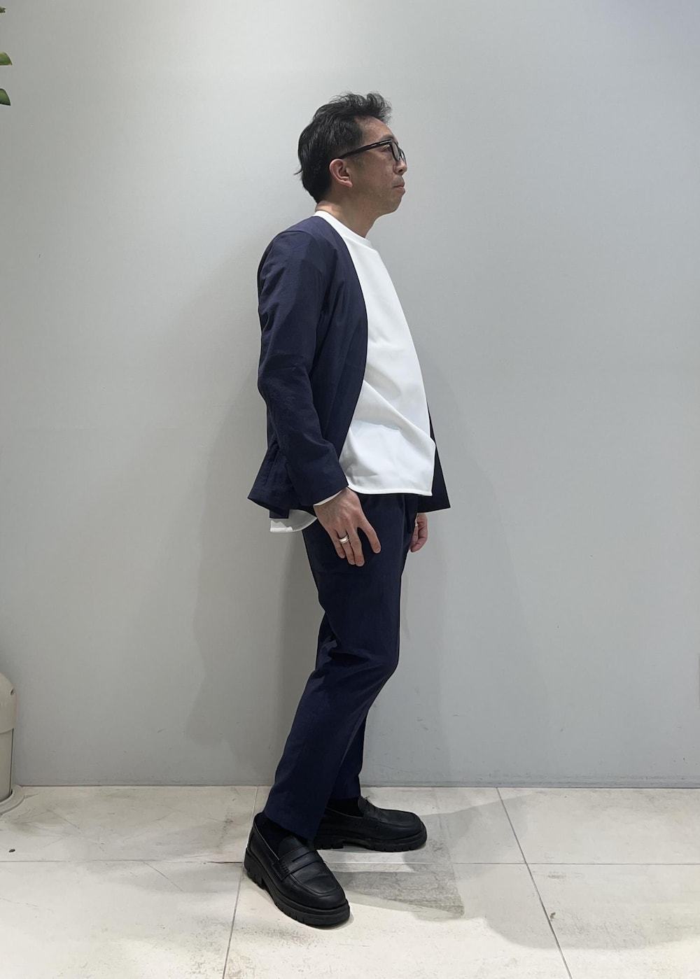 「ADAM ET ROPÉ、HOMME、UNISEX、骨格ストレート、イエベ、きれいめ、きれいめカジュアル、セットアップ、セットアイテム、SETアイテム、春コーデ、春ファッション、23SS春の新作、接触冷感、吸水速乾」｜「ADAM ET ROPE'のポンチ ドロップショルダー キックバック ロングスリーブTee / 高機能ストレッチ / ロングシーズン着用可能（Tシャツ/カットソー、ホワイト系）」を使った、Yuuki Mizさん（メンズ・165cm）の春コーディネートの3枚目の写真