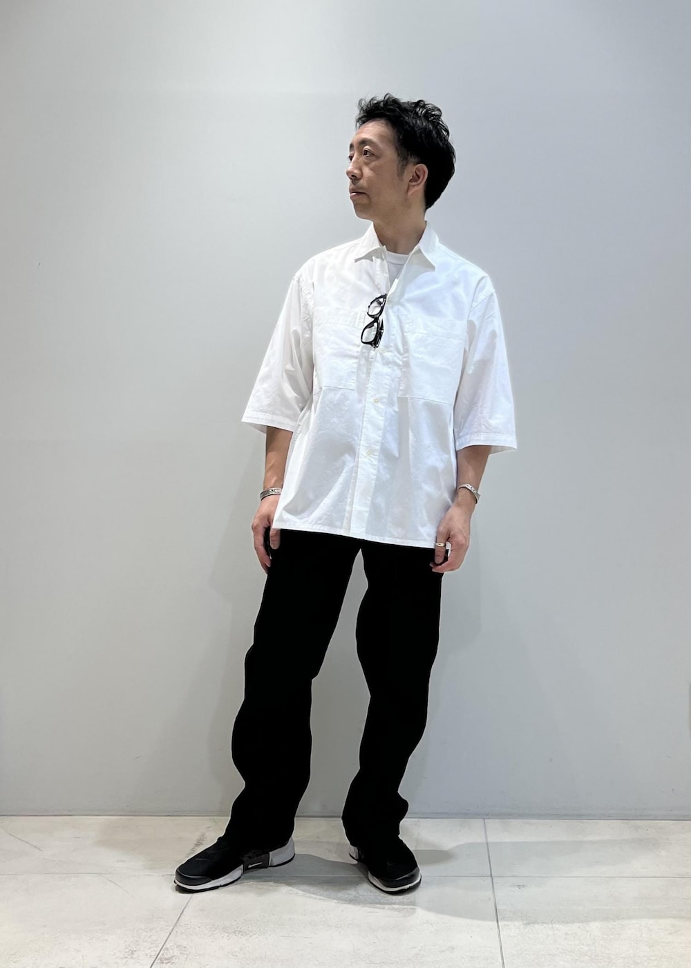 「ADAM ET ROPÉ、HOMME、UNISEX、骨格ストレート、イエベ、春、夏、春コーデ、夏コーデ、春ファッション、夏ファッション、機能素材、シャツ」|「ADAM ET ROPE'の【コットンUSA】デニム センタークリース スラックス / サステナブル / セットアップ対応(デニムパンツ、ブラック系)」を使った、Yuuki Mizさん(メンズ・165cm)の夏コーディネートの2枚目の写真
