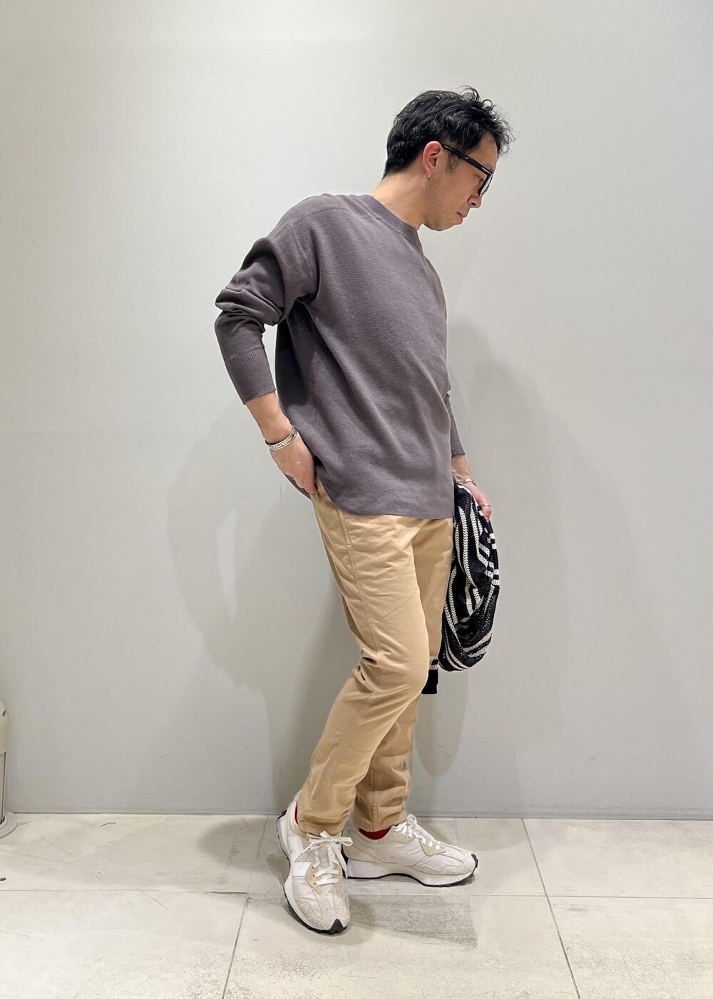 「ADAM ET ROPÉ、HOMME、骨格ストレート、イエベ、カジュアル、大人カジュアル、春コーデ、夏コーデ、春ファッション、夏ファッション、ニット」｜「GramicciのWEB限定【GRAMICCI】22AW別注 NN PANTS/GARMENT DYE TIGHT FIT（その他パンツ、ベージュ系）」を使った、Yuuki Mizさん（メンズ・165cm）の春コーディネートの7枚目の写真