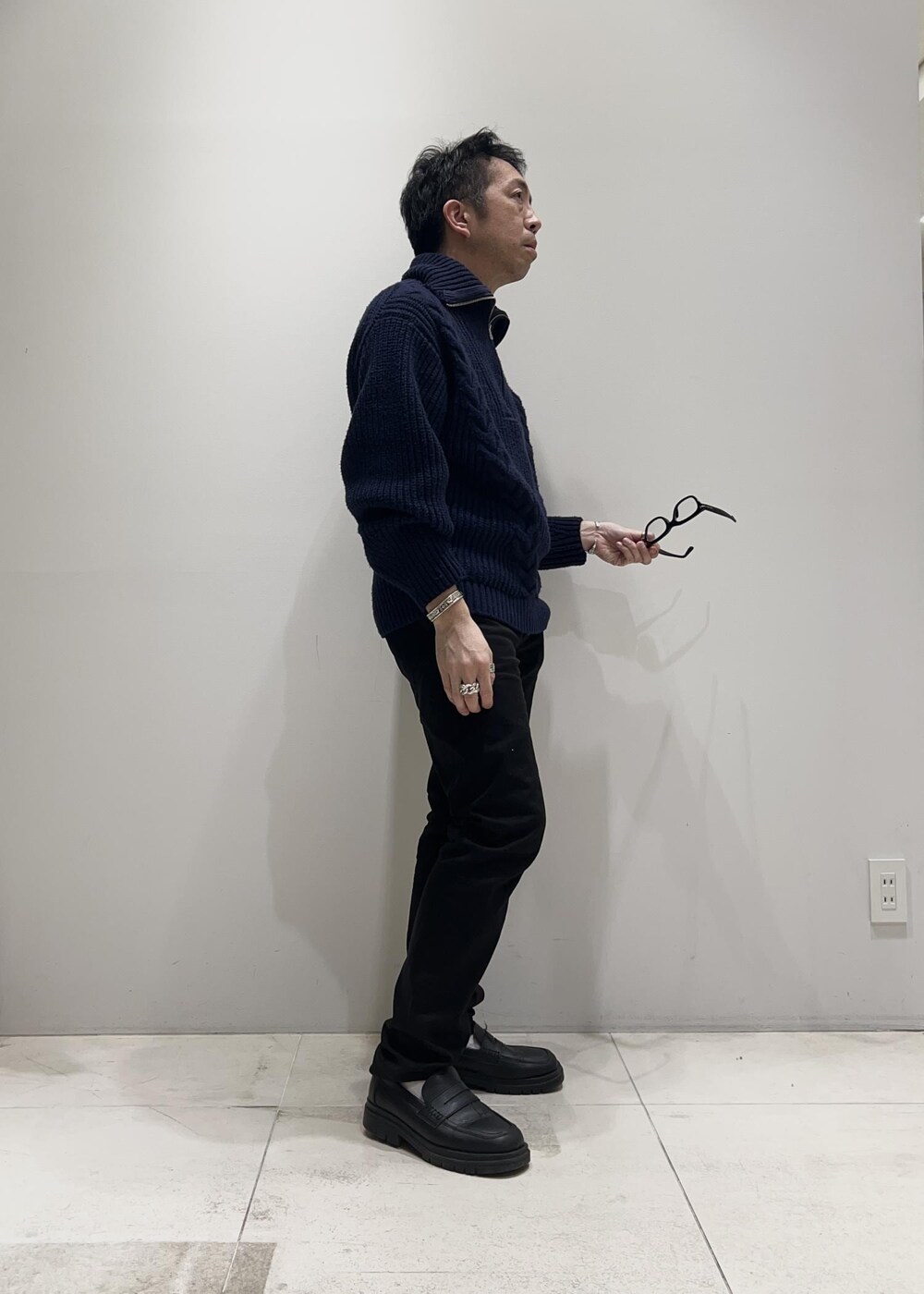 「ADAM ET ROPÉ、HOMME、UNISEX、骨格ストレート、イエベ、秋コーデ、冬コーデ、秋ファッション、冬ファッション、ニット」｜「ADAM ET ROPE'の【CESSE】スクラップレザーボリュームソールローファー/リサイクルレザー/ユニセックス（ローファー、ブラック系）」を使った、Yuuki Mizさん（メンズ・165cm）の冬コーディネートの4枚目の写真