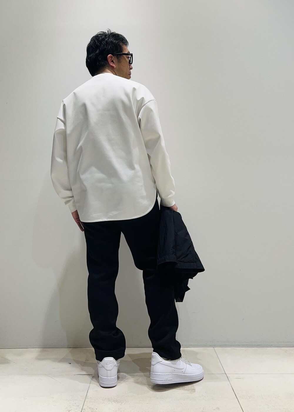 ブラック系のその他パンツ、ブラック系のブルゾン、ブラック系のバックパック/リュックを着用したメンズの春コーディネートの5枚目の写真