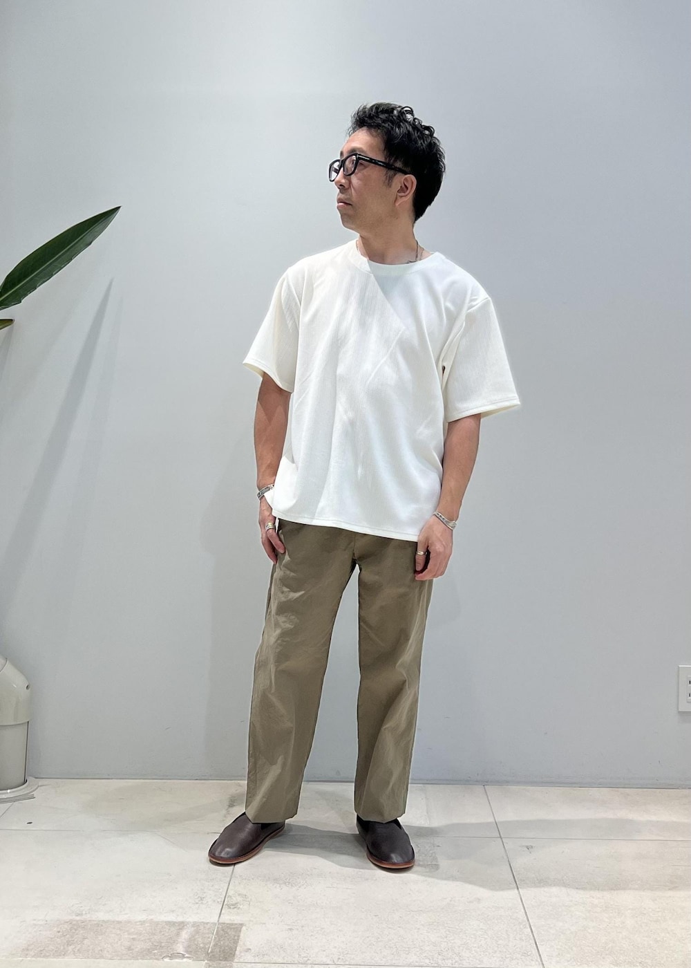 「ADAM ET ROPÉ、HOMME、UNISEX、骨格ストレート、イエベ、スーツ、セットアップ、セットアップ対応、セットアイテム、SETアイテム、春、夏、秋、春コーデ、夏コーデ」｜「ADAM ET ROPE'の【小松マテーレ】ナイロンオックス オニベジ セットアップ / パッカブル /ユニセックス / ONOFF兼用（セットアップ、グリーン系）」を使った、Yuuki Mizさん（メンズ・165cm）の夏コーディネートの4枚目の写真