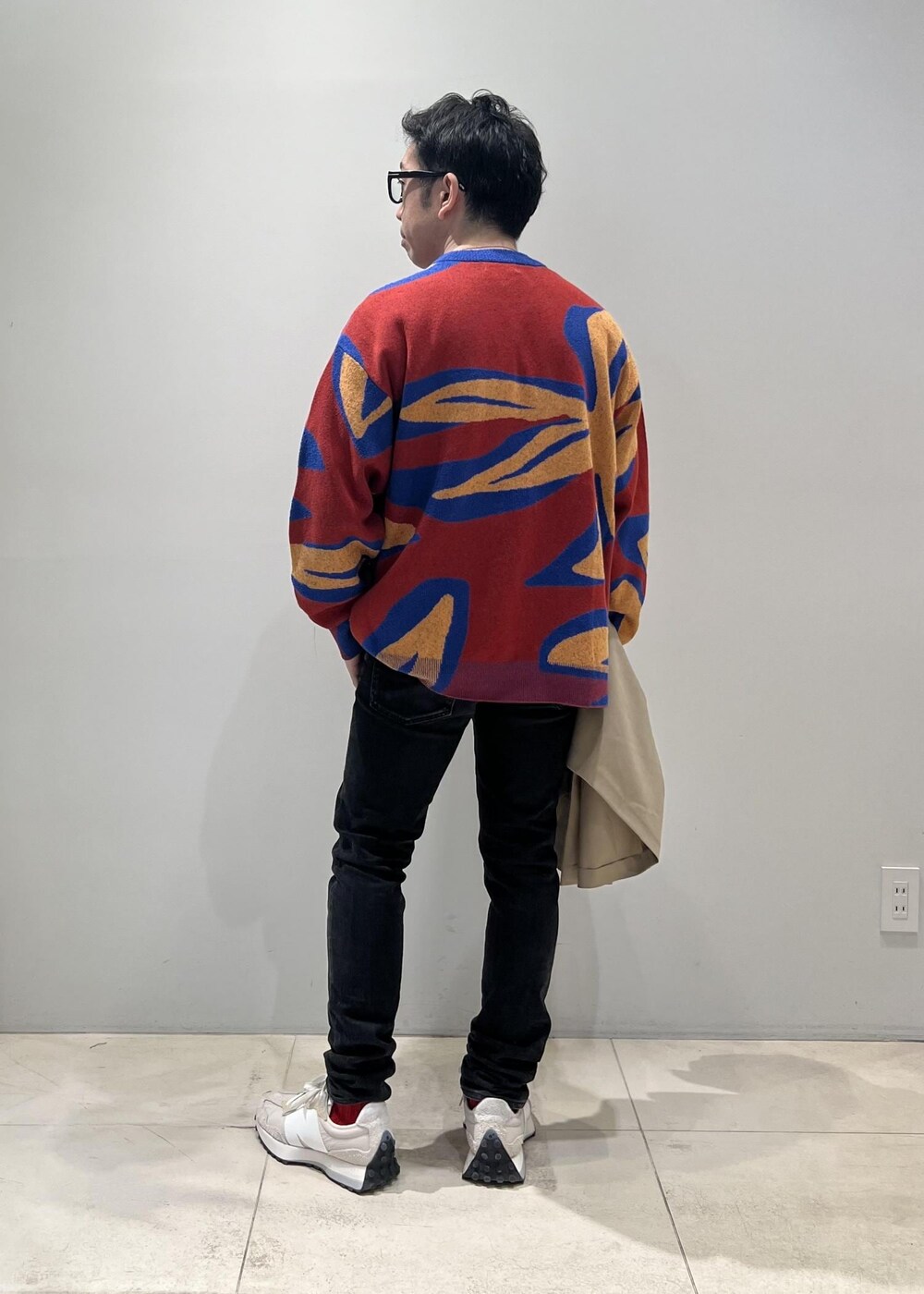 「ADAM ET ROPÉ、HOMME、UNISEX、骨格ストレート、イエベ、カジュアル、大人カジュアル、モード、春コーデ、春ファッション、ニット」｜「ADAM ET ROPE'のボタニカル バルキージャカード ルーズニット / UNISEX（ニット/セーター、レッド系）」を使った、Yuuki Mizさん（メンズ・165cm）の春コーディネートの3枚目の写真